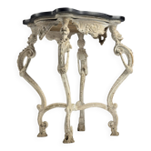 Table d'appoint française en bois sculpté à la main avec un plateau en marbre.