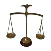 Balance en cuivre sur socle en bois
