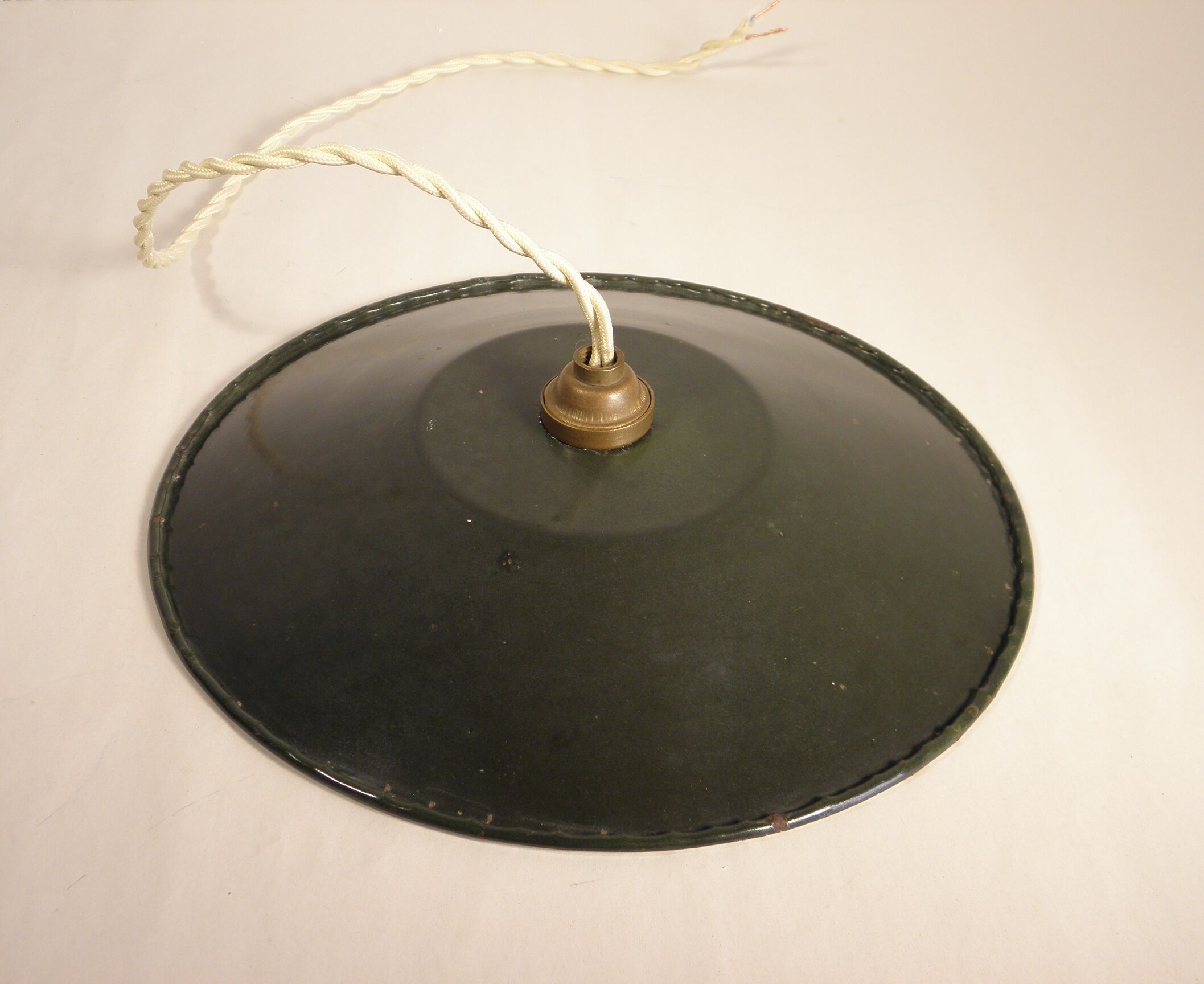 Enamelled sheet metal suspension