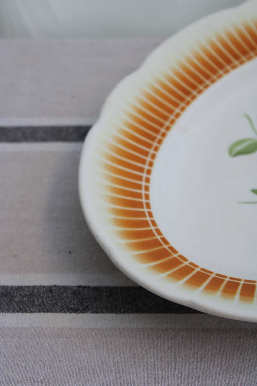 Oval ceramic plate