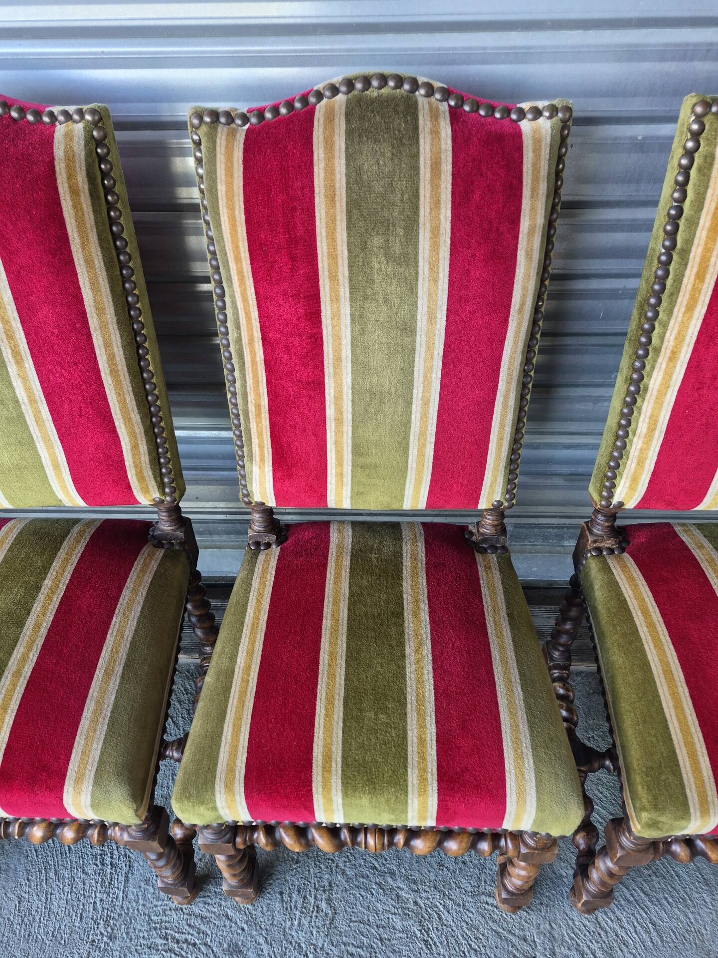 Set of 6 Louis XIII style chairs in turned wood and velvet.