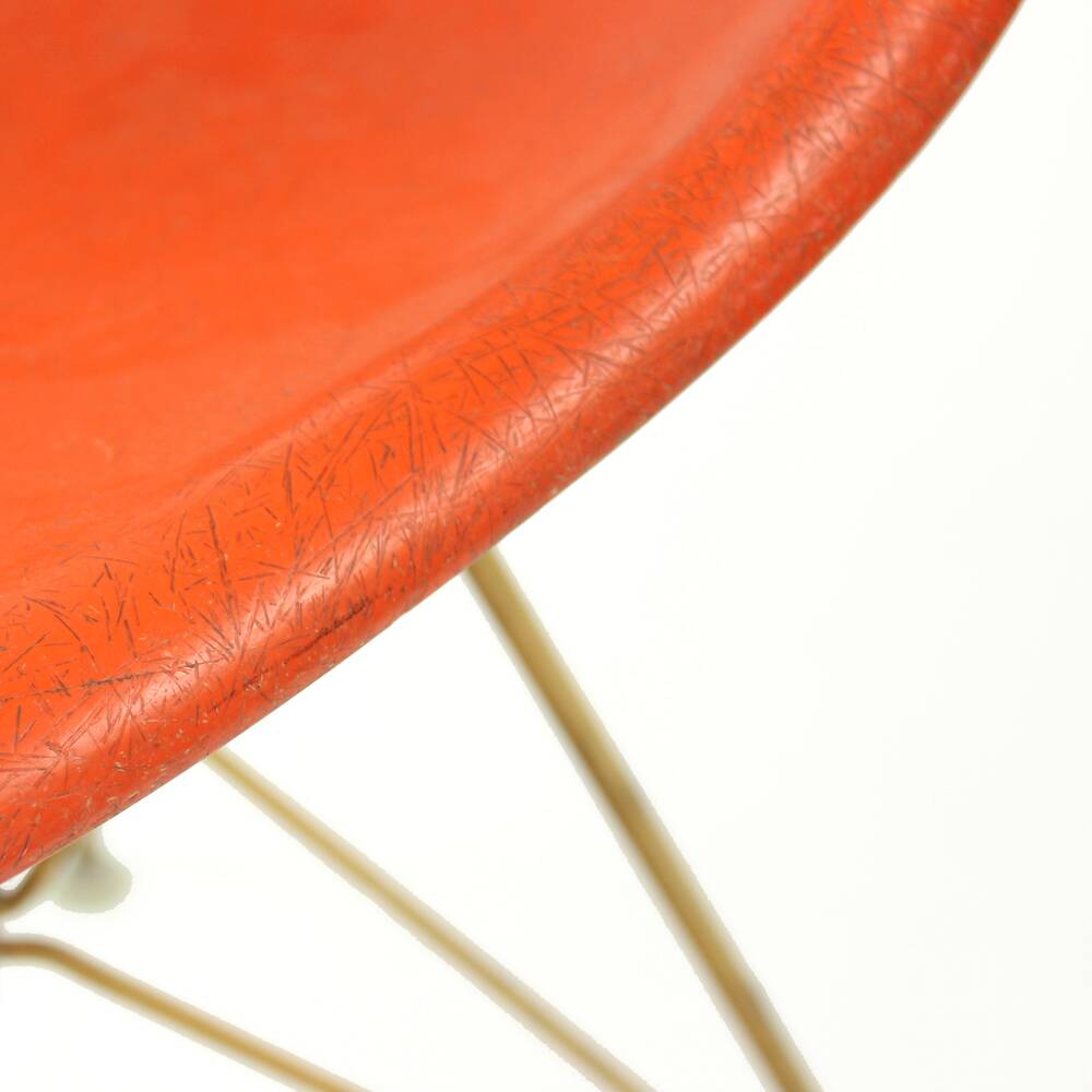 Chaise à piètement Eiffel orange par Charles et Ray Eames pour Herman Miller, années 1960