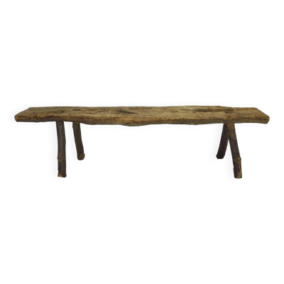 Banc bas brutaliste en bois. Banc en bois massif. Art Populaire