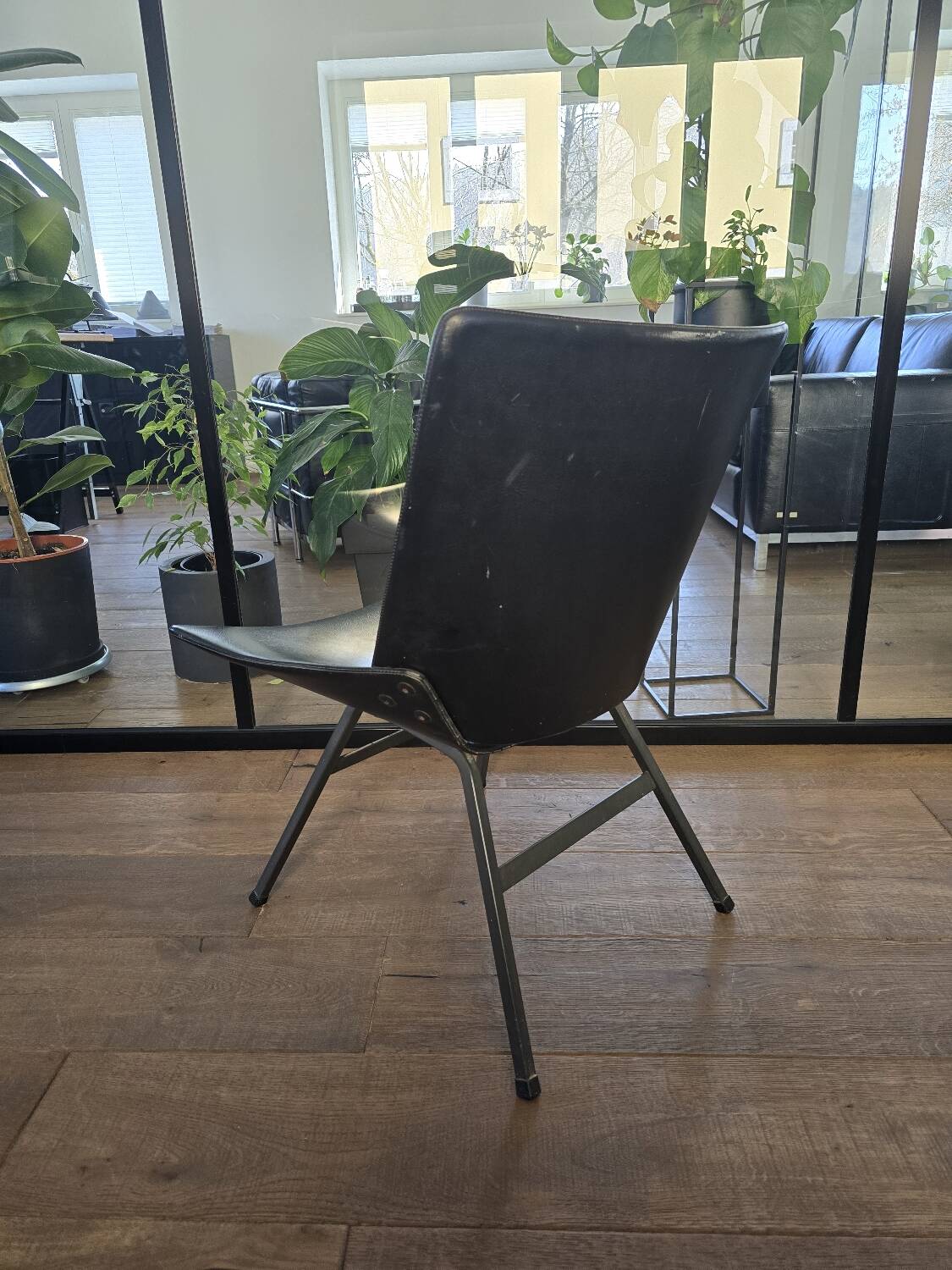Chaise en simili cuir moderne du milieu du siècle des années 60