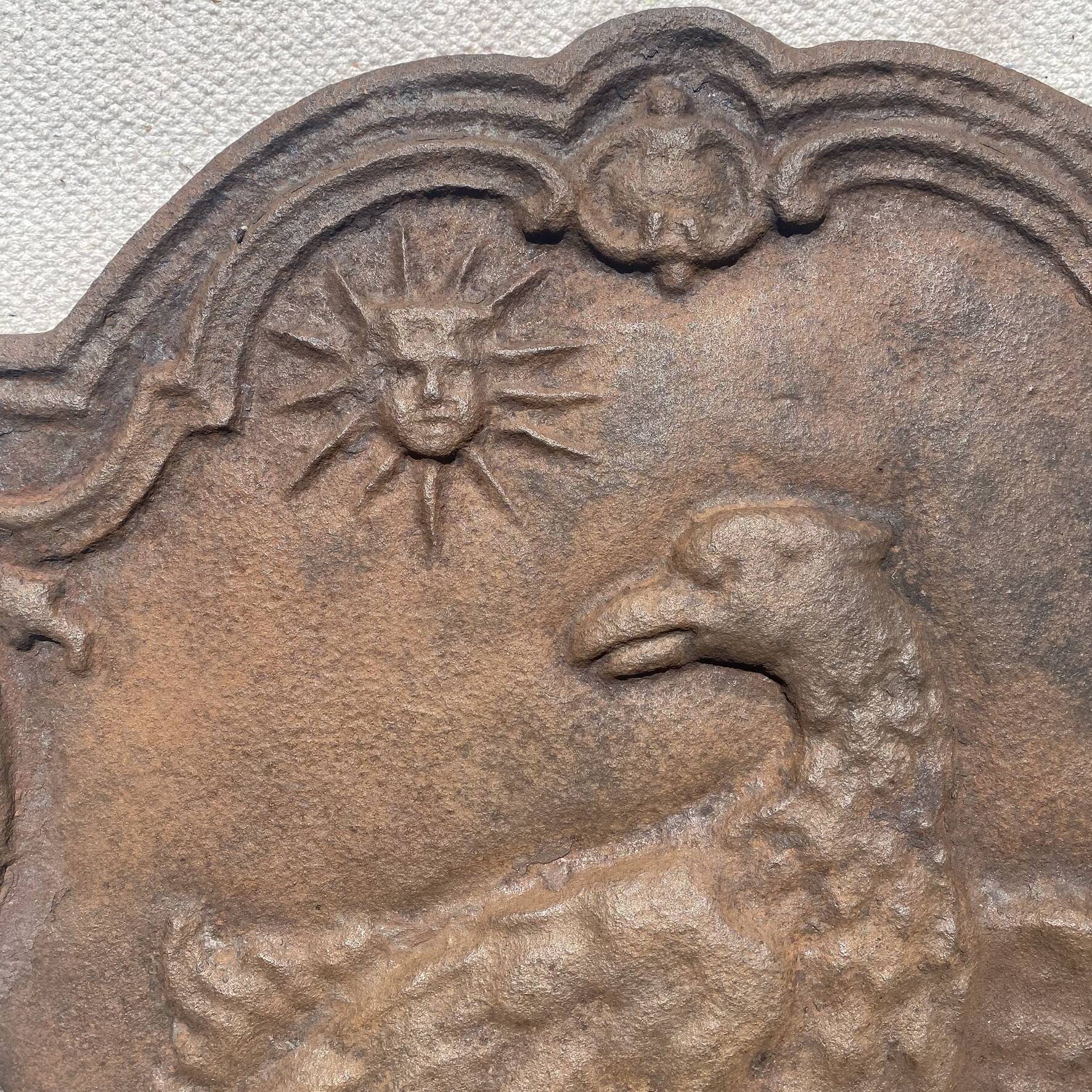 Ancienne plaque de cheminée en fonte ,décor aigle et soleil, 47 × 47 cm