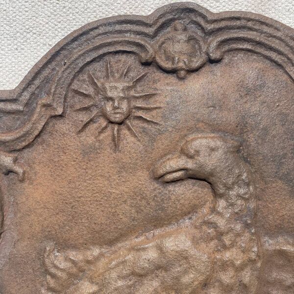 Ancienne plaque de cheminée en fonte ,décor aigle et soleil, 47 × 47 cm