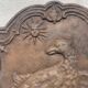 Ancienne plaque de cheminée en fonte ,décor aigle et soleil, 47 × 47 cm