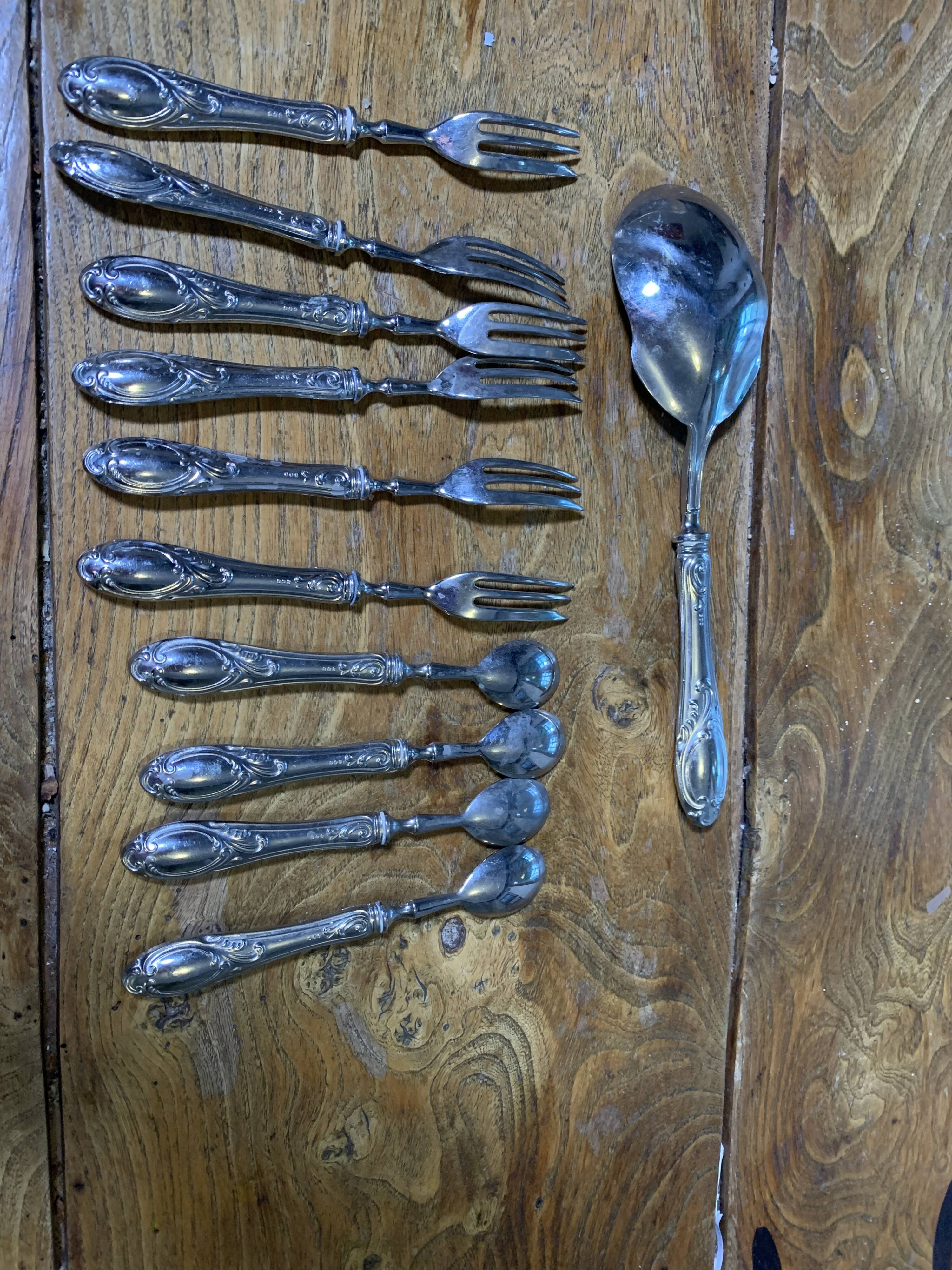 Service de couverts à dessert composé de 11 pièces poinçon 800 ouvragées anciens et collector