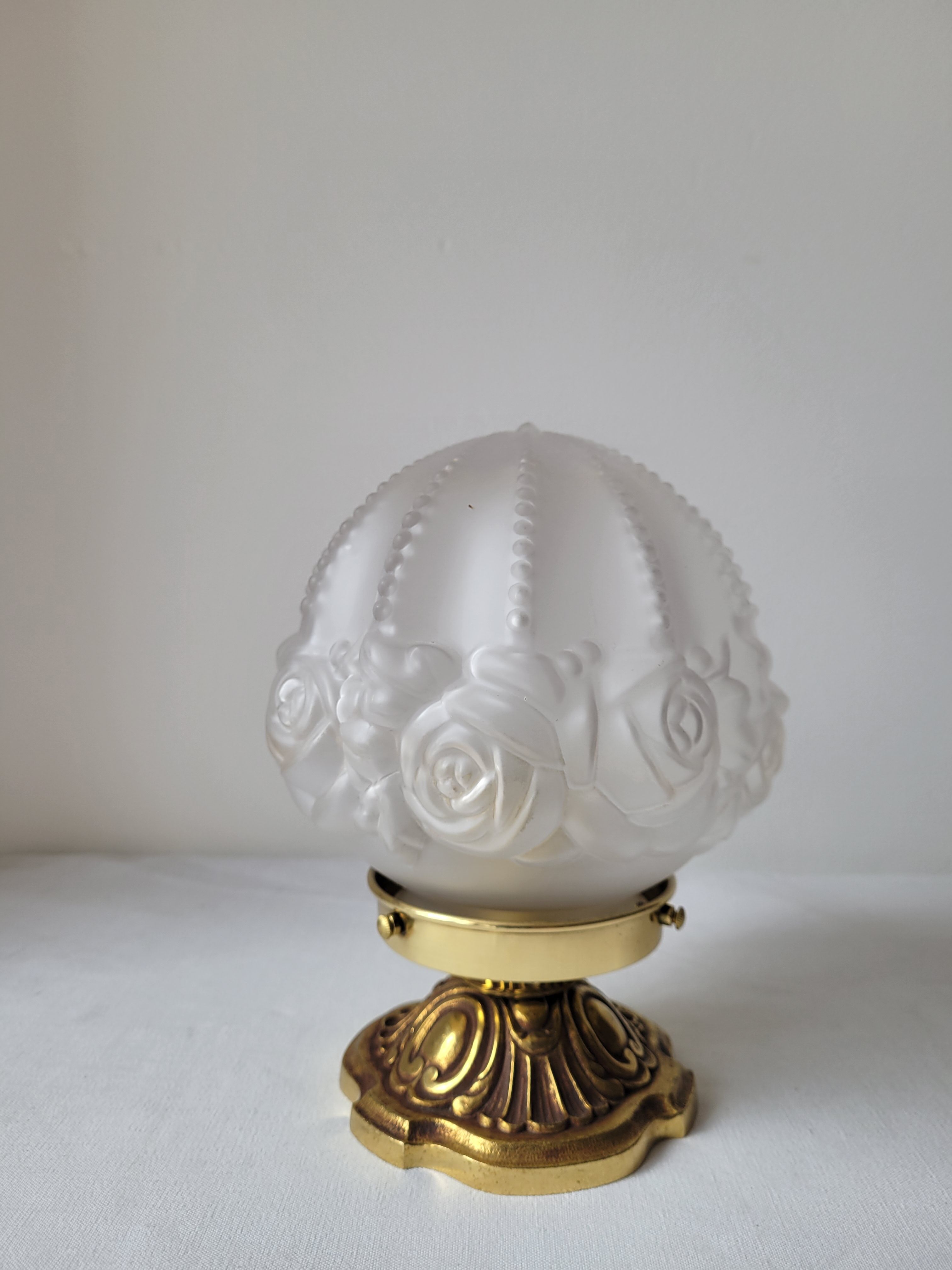 Art deco lamp in bronze and frosted glass