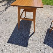 Bureau des années 50 pieds compas en hêtre blond et formica 3 tiroirs