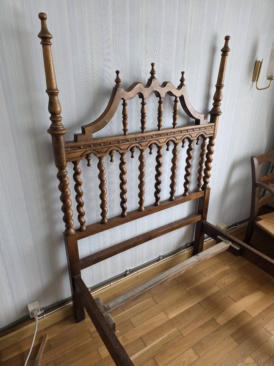 Paire de lits en bois sculpté