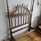 Paire de lits en bois sculpté