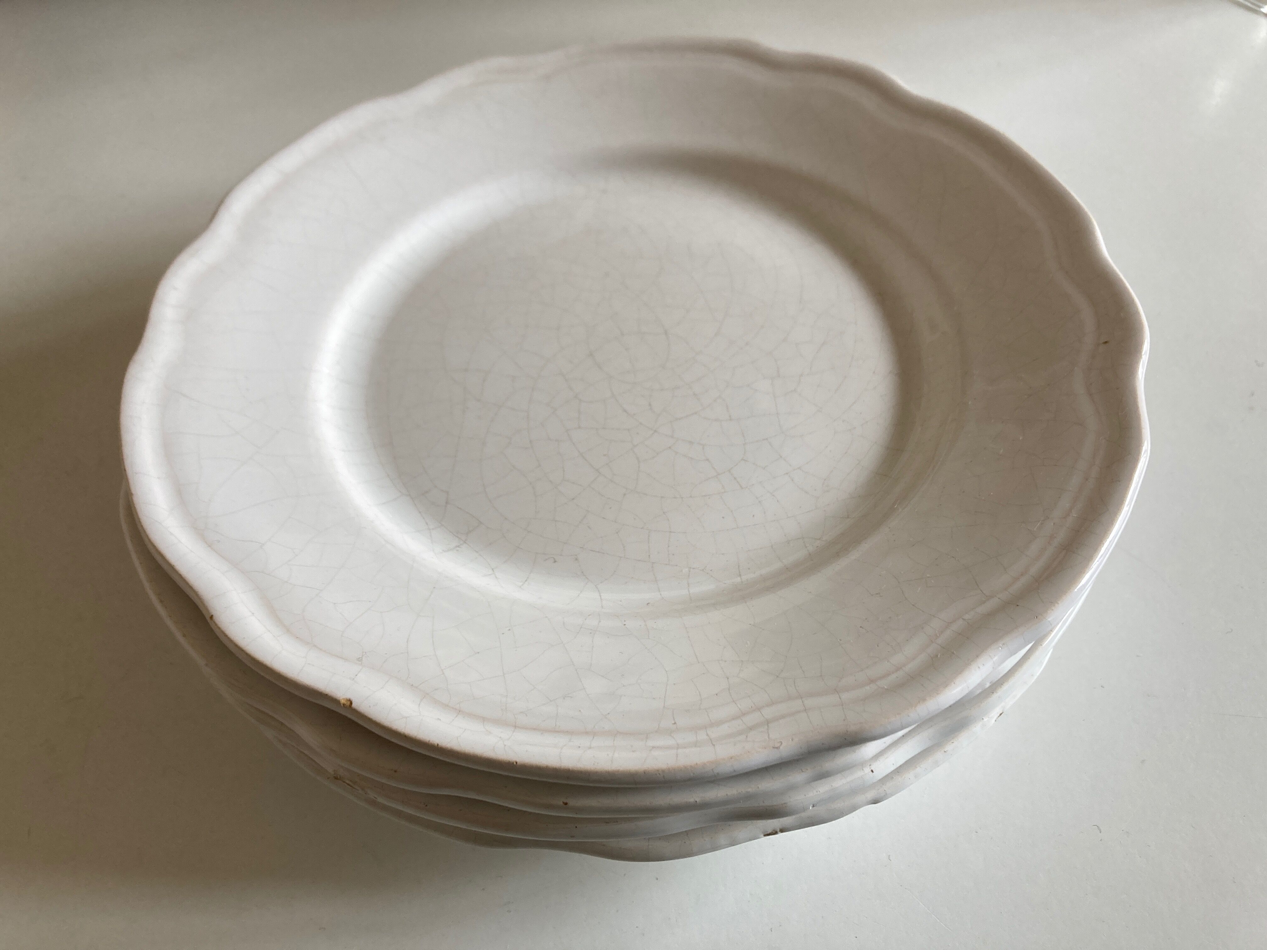 Set de 4 assiettes de Mougins en terre émaillée blanche à godrons