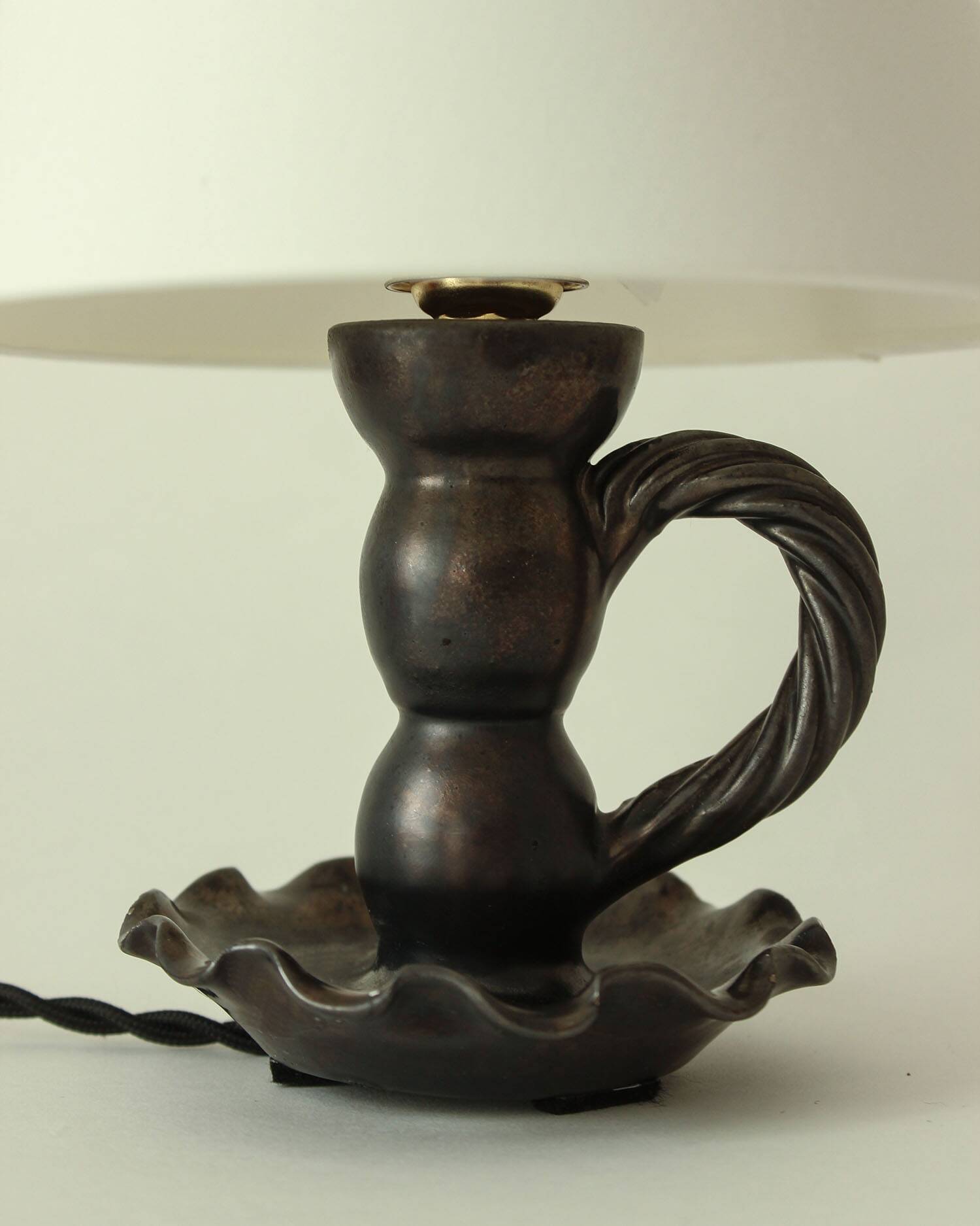 Lampe en céramique noire formant bougeoir