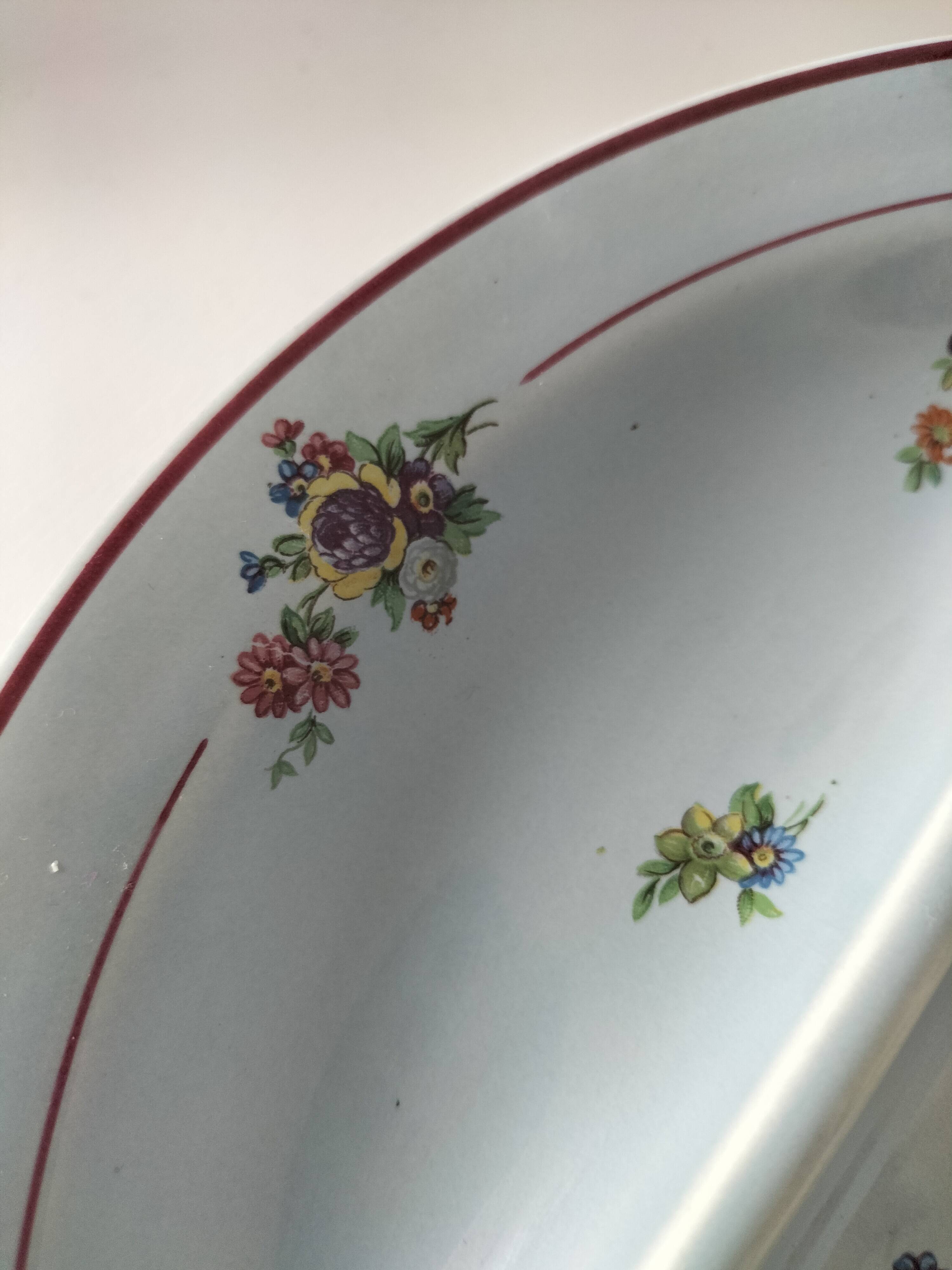7 compartmentalized plates, Salins, France