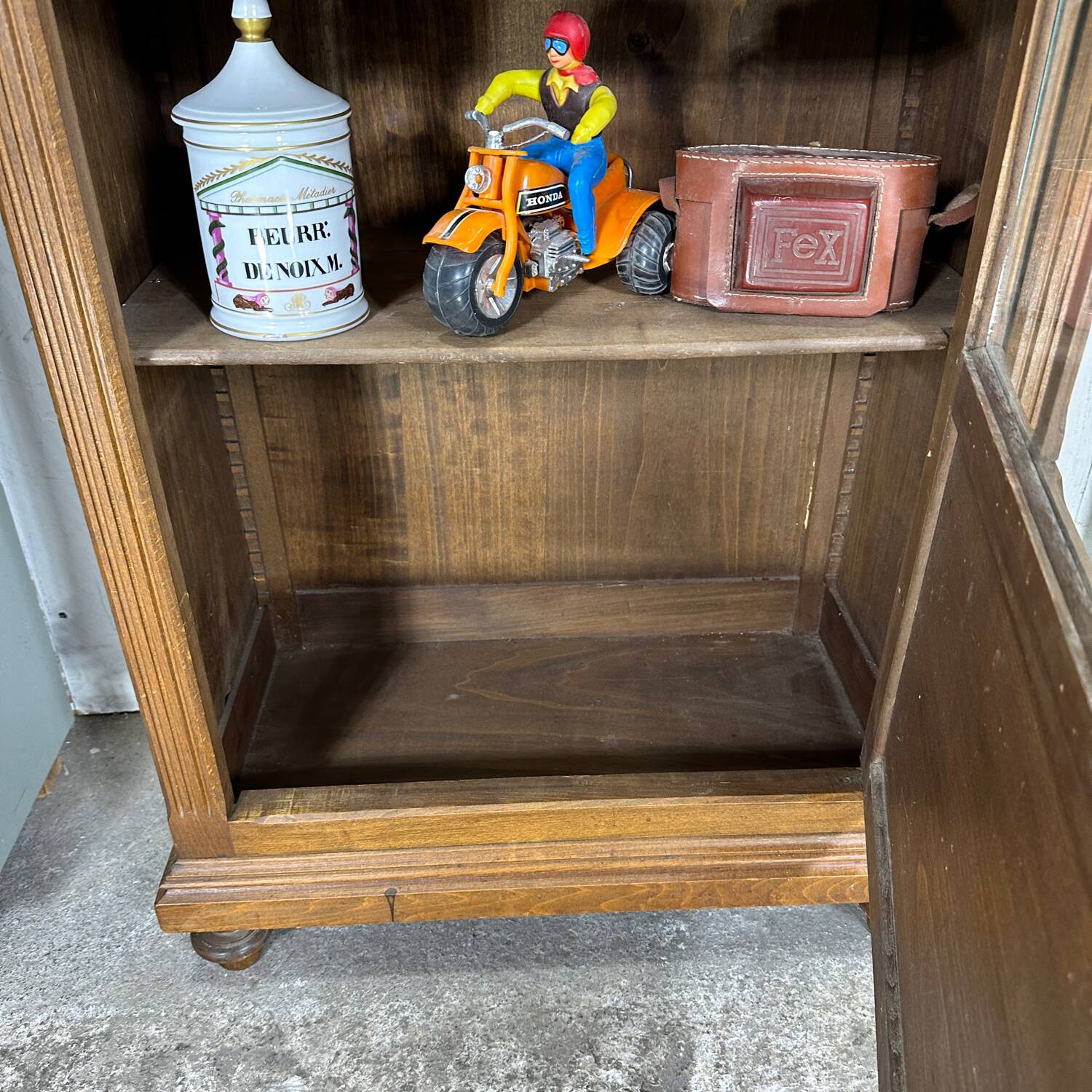 Vitrine parisienne en bois