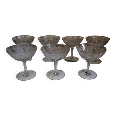 Belle suite de sept coupes à champagne cristal gravé de pampres de vigne