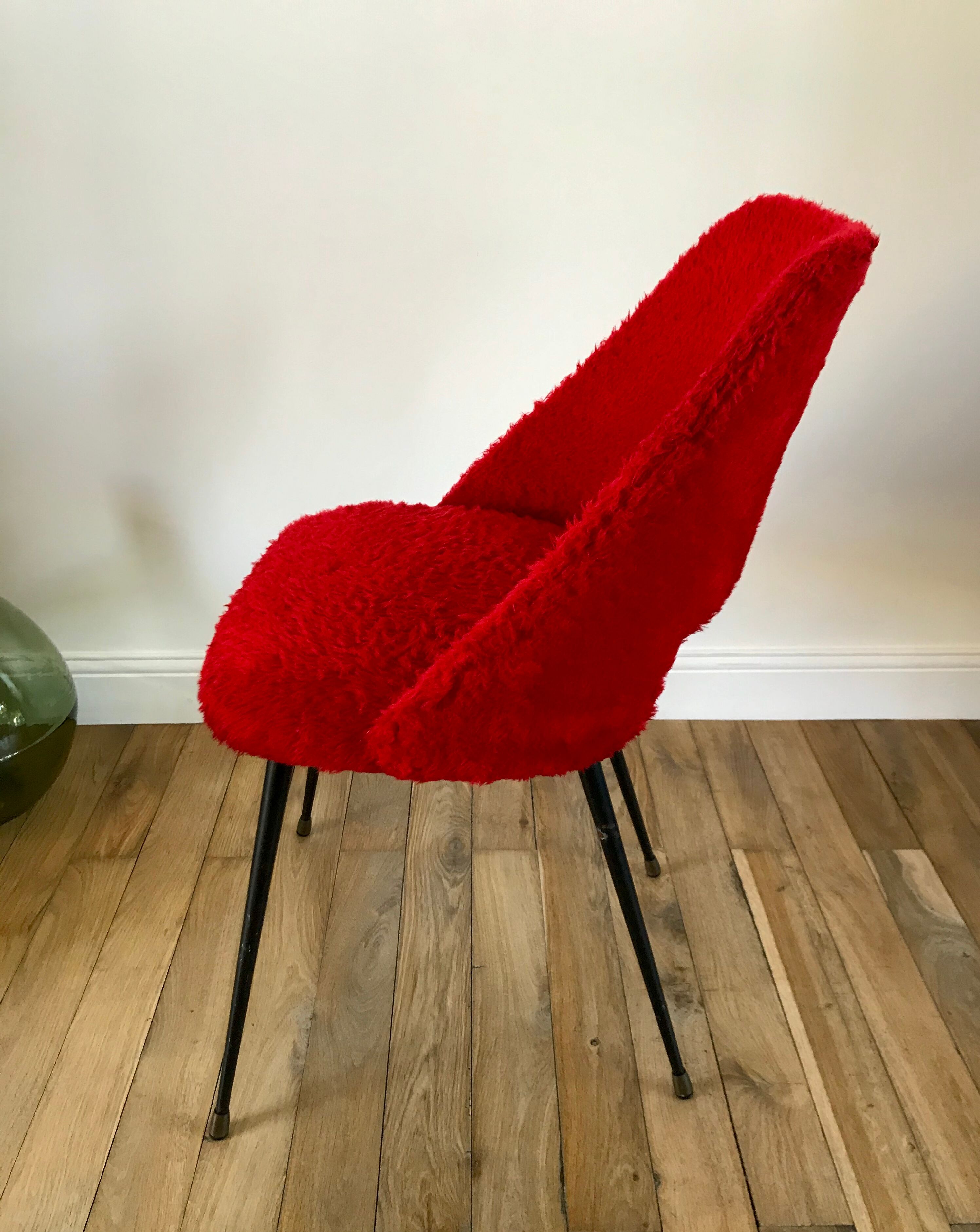 Chaise moumoute rouge pieds compas vintage années 50-60