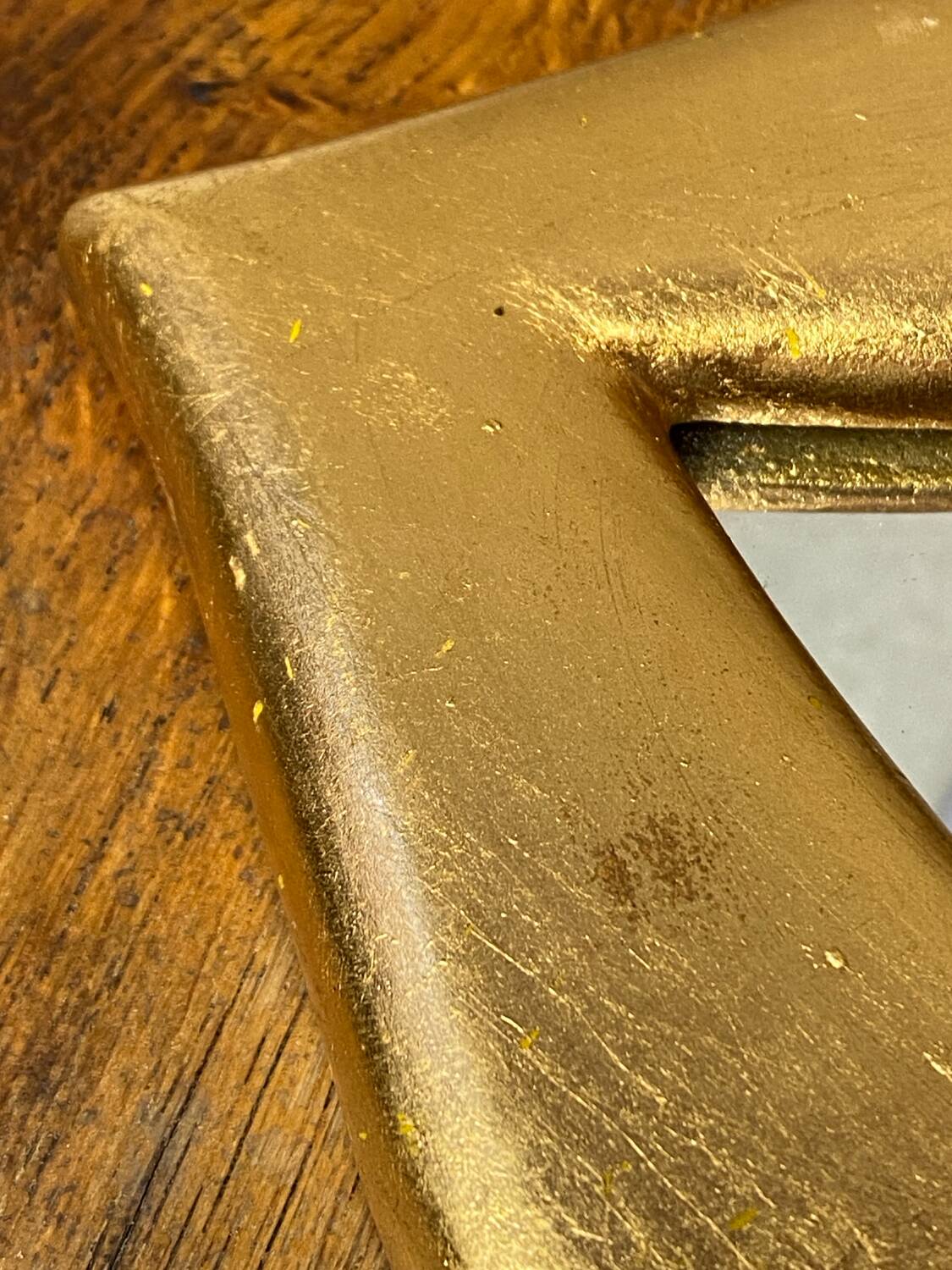 “Lips” mirror in plaster gilded with gold leaf