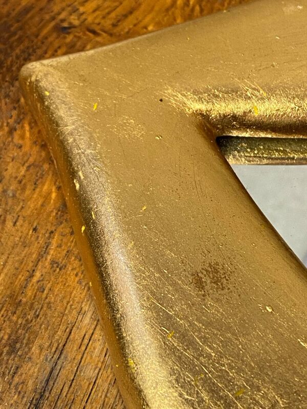 Miroir « lèvres » en plâtre doré à la feuille d’or