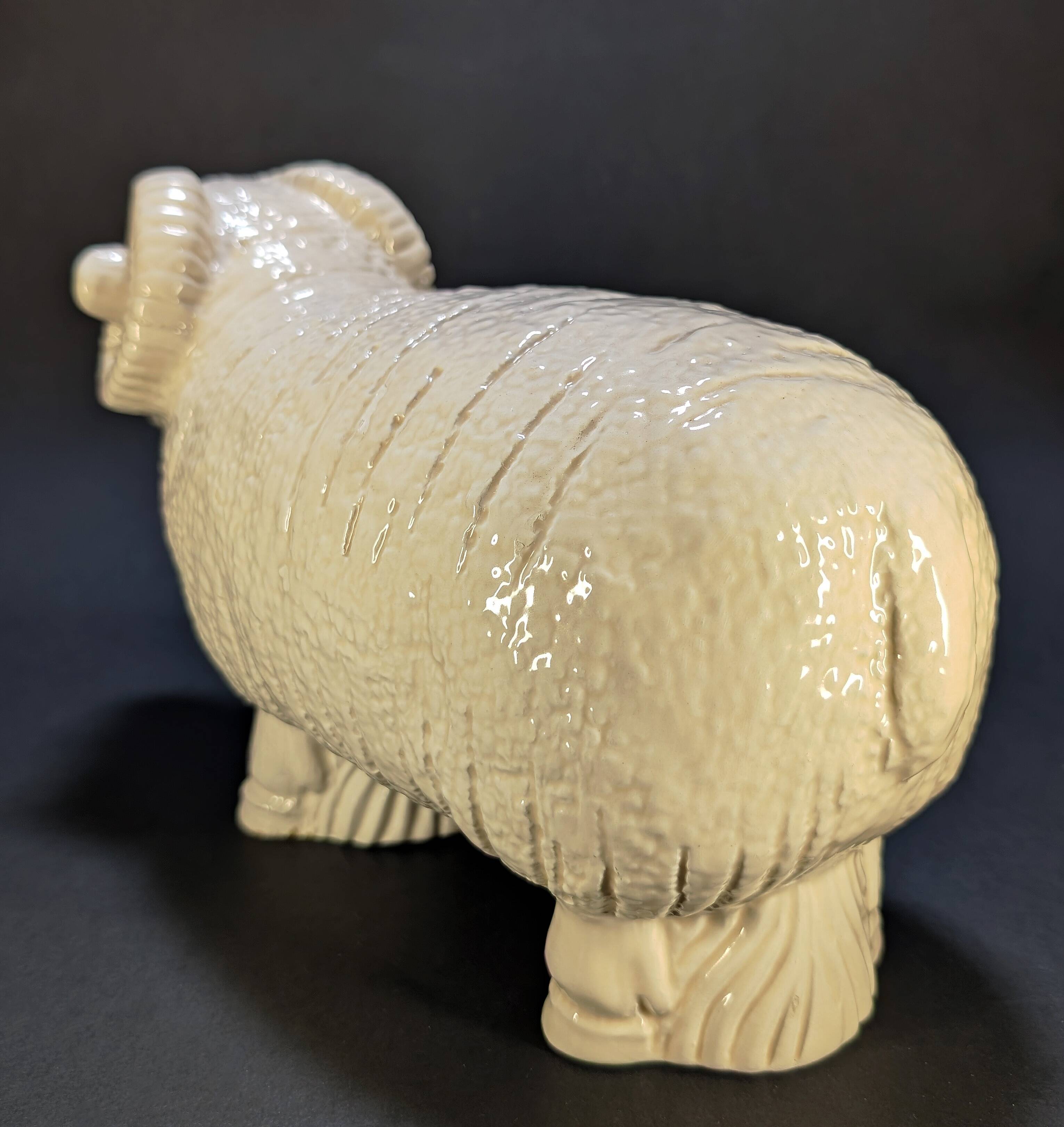 Bélier en céramique émaillée écru