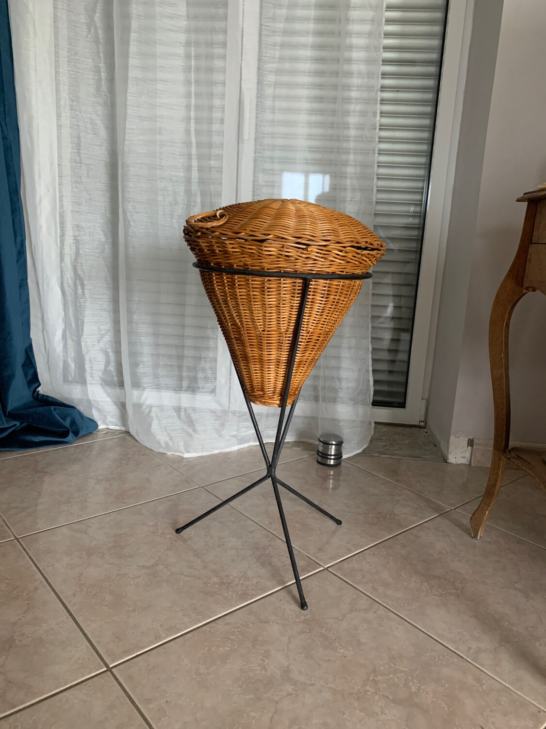 Tripod rattan worker