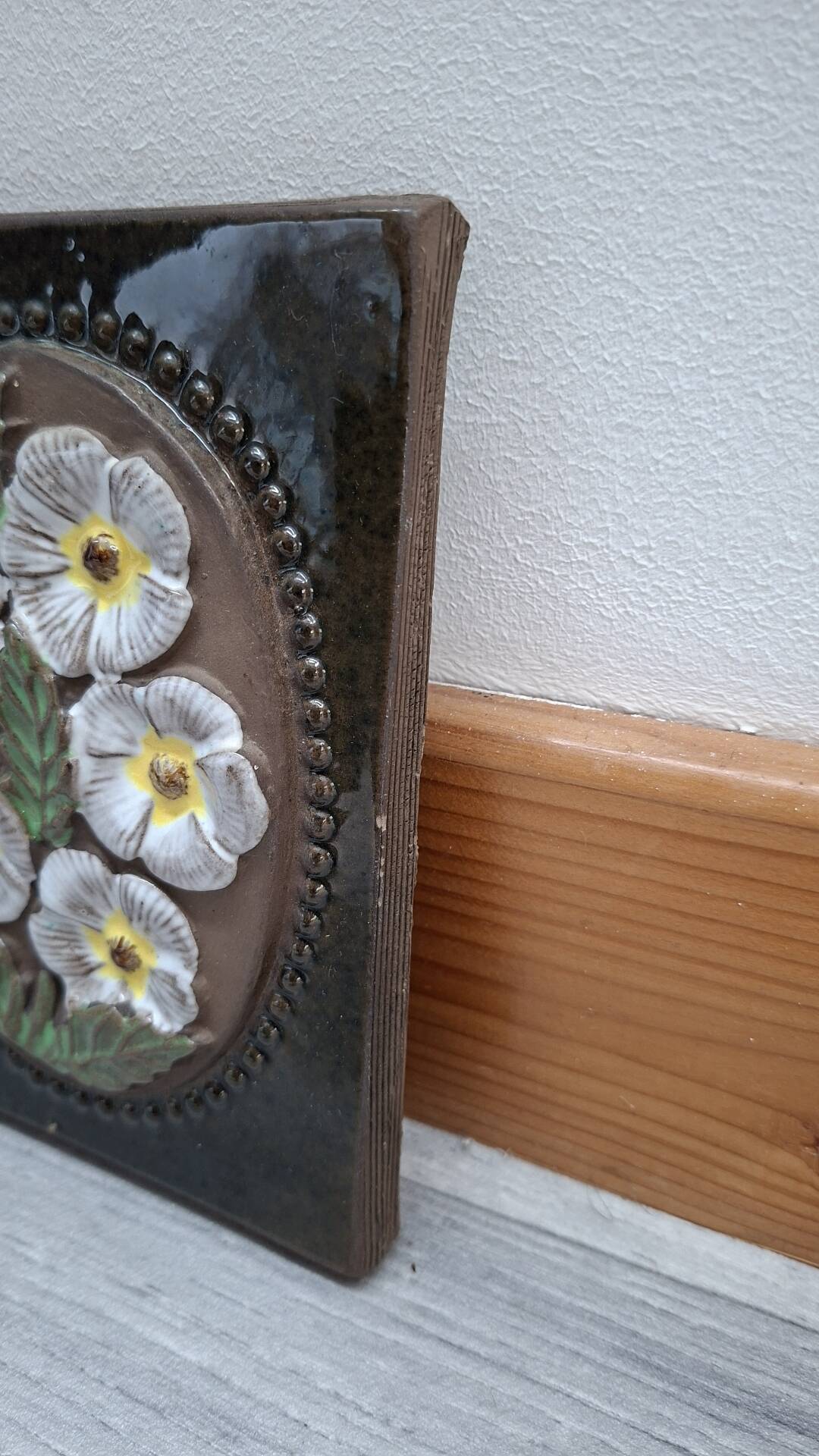 Ceramic Wall Plaque Jie Gantofta, model 841, white flowers.