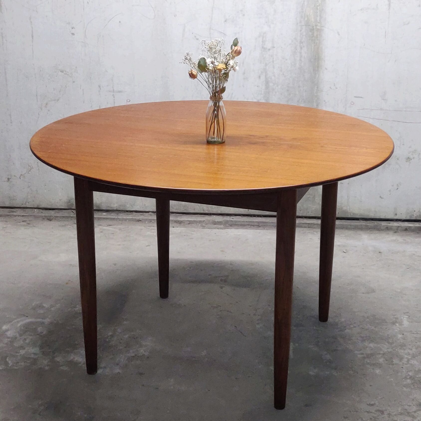 Vintage table with Girsberger teak extension