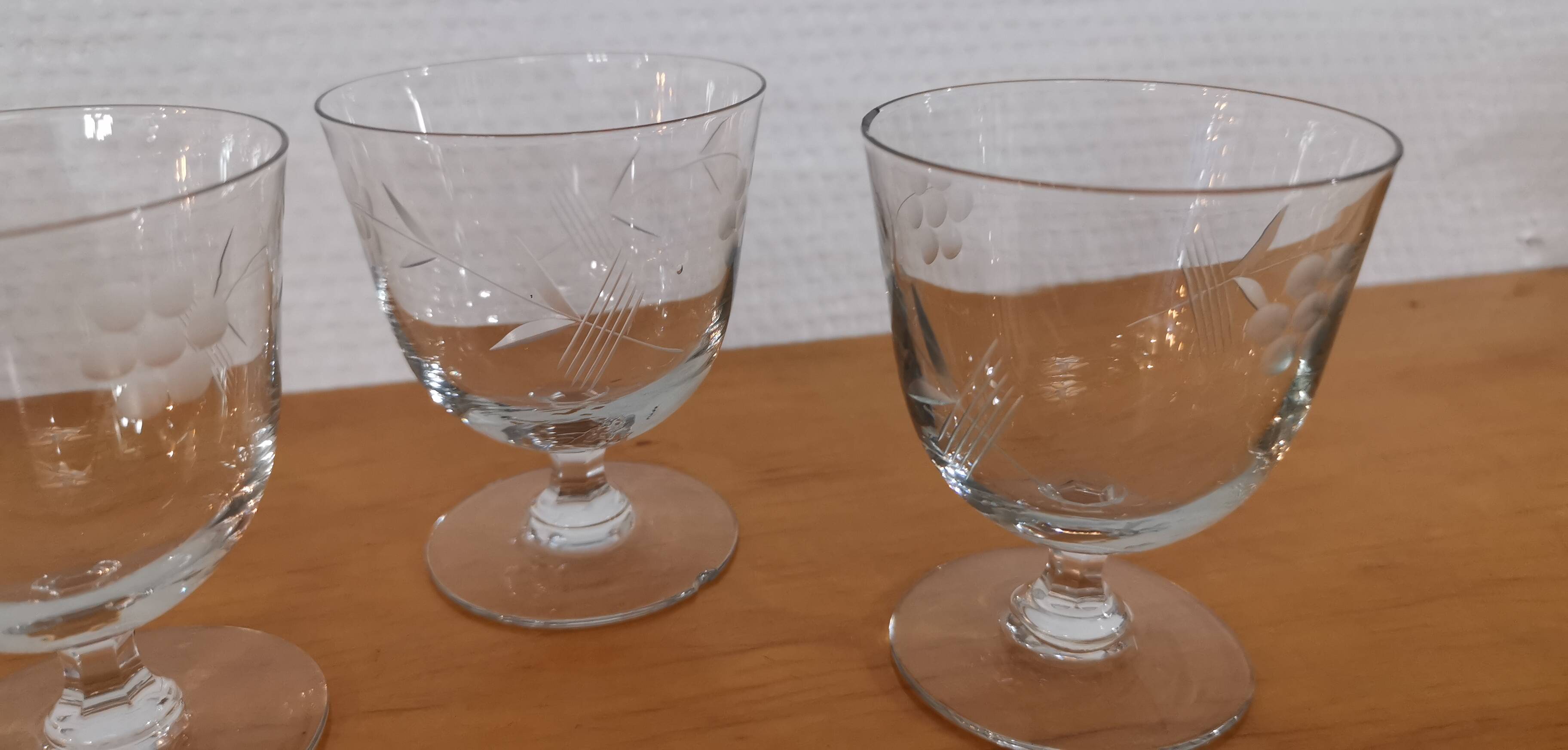 Ensemble vintage de 5 verres gravé sur pieds