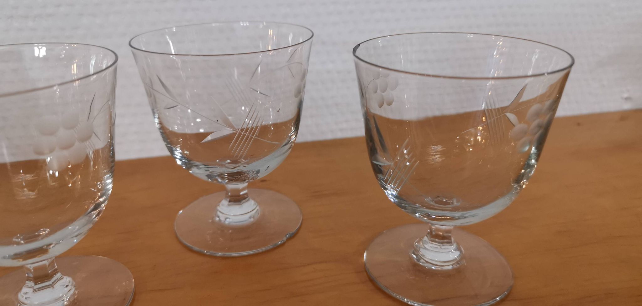 Ensemble vintage de 5 verres gravé sur pieds