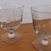 Ensemble vintage de 5 verres gravé sur pieds