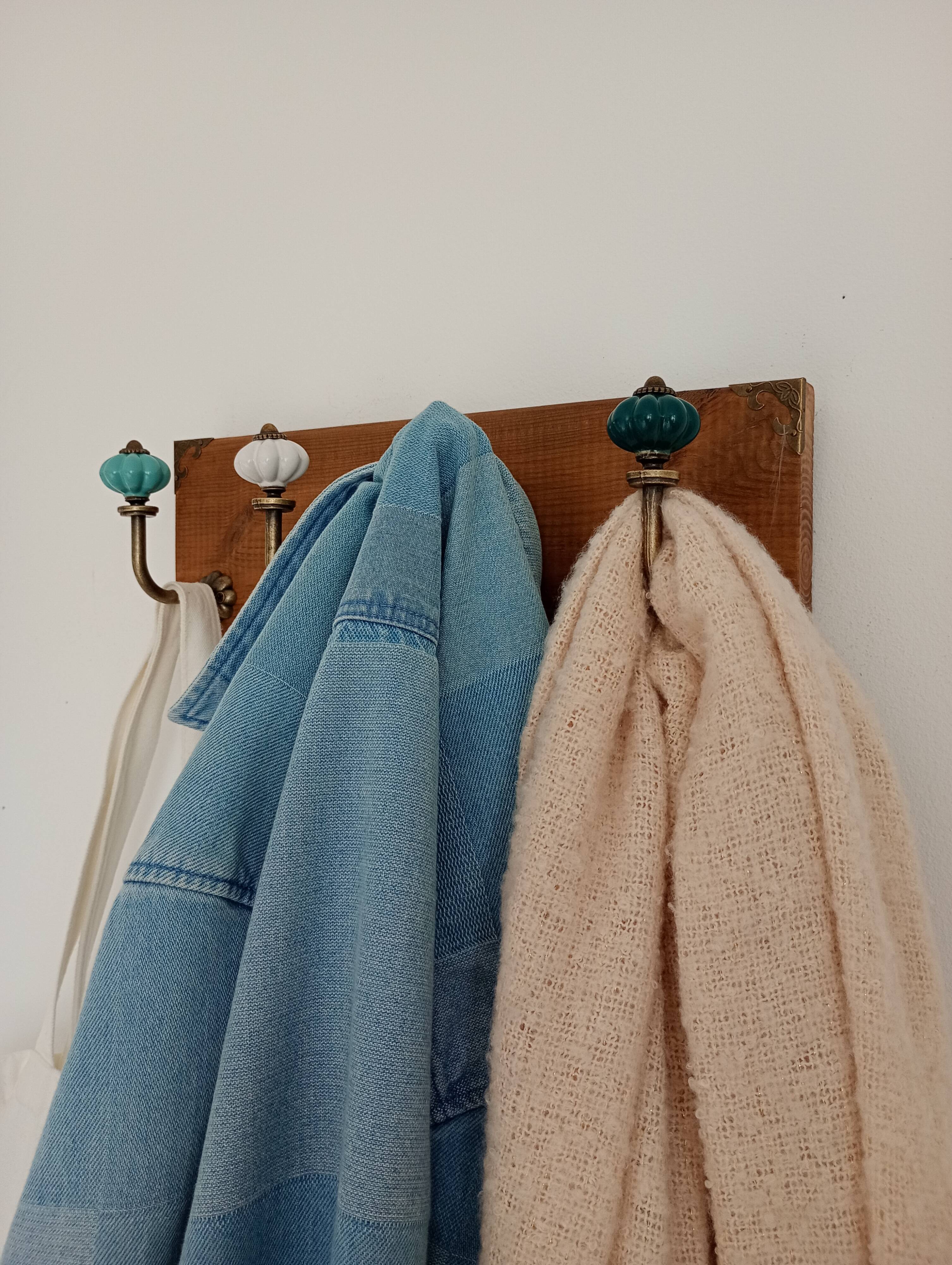Porte-manteau mural STYLE vintage – patères métal et boutons turquoises