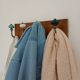 Porte-manteau mural STYLE vintage – patères métal et boutons turquoises