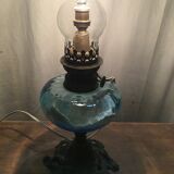 Lampe à pétrole bleue et pied laiton, électrifiée