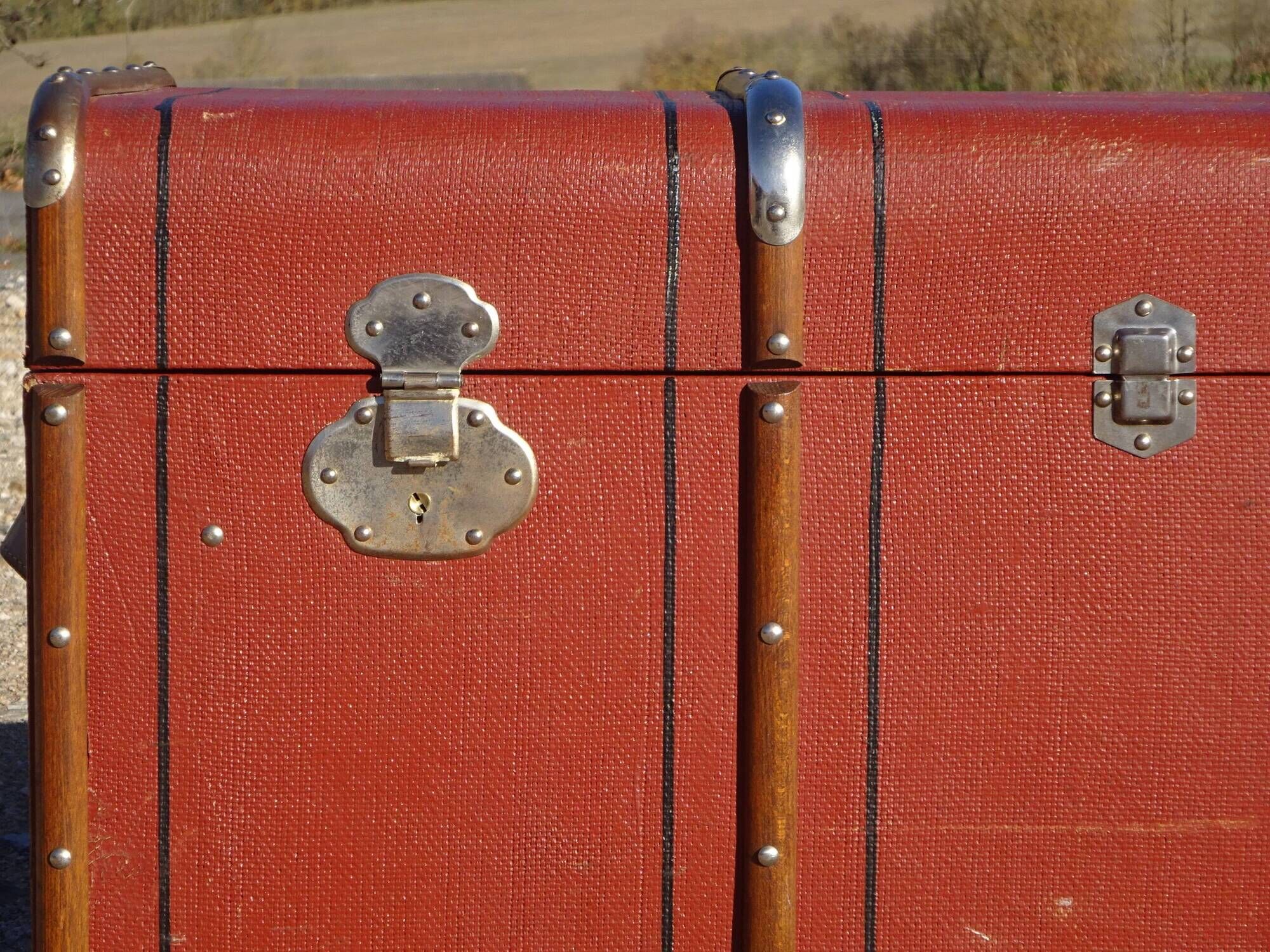 Ancienne malle de voyage cintrée