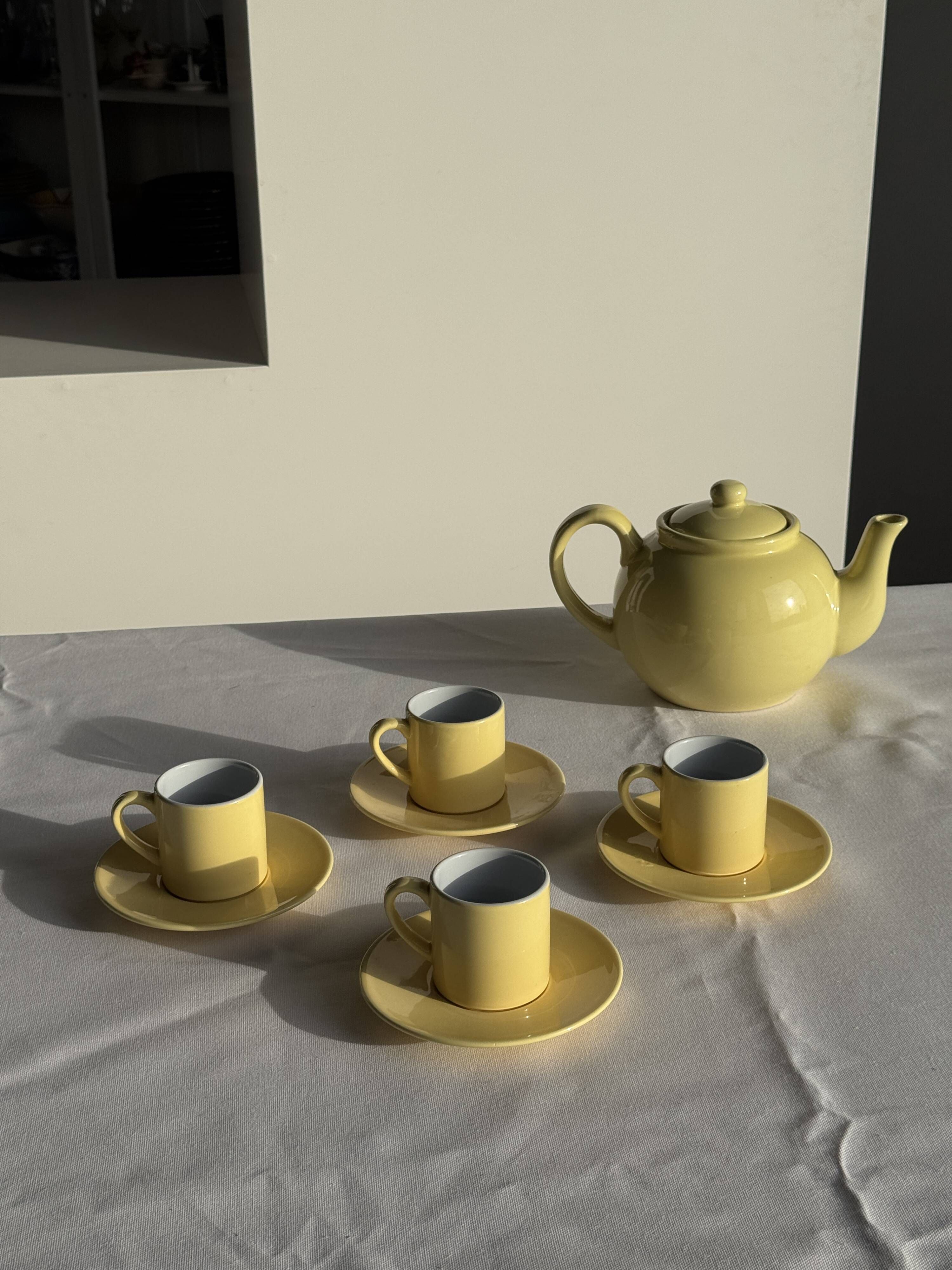 Set of 4 vintage yellow Italian espresso cups and saucers.