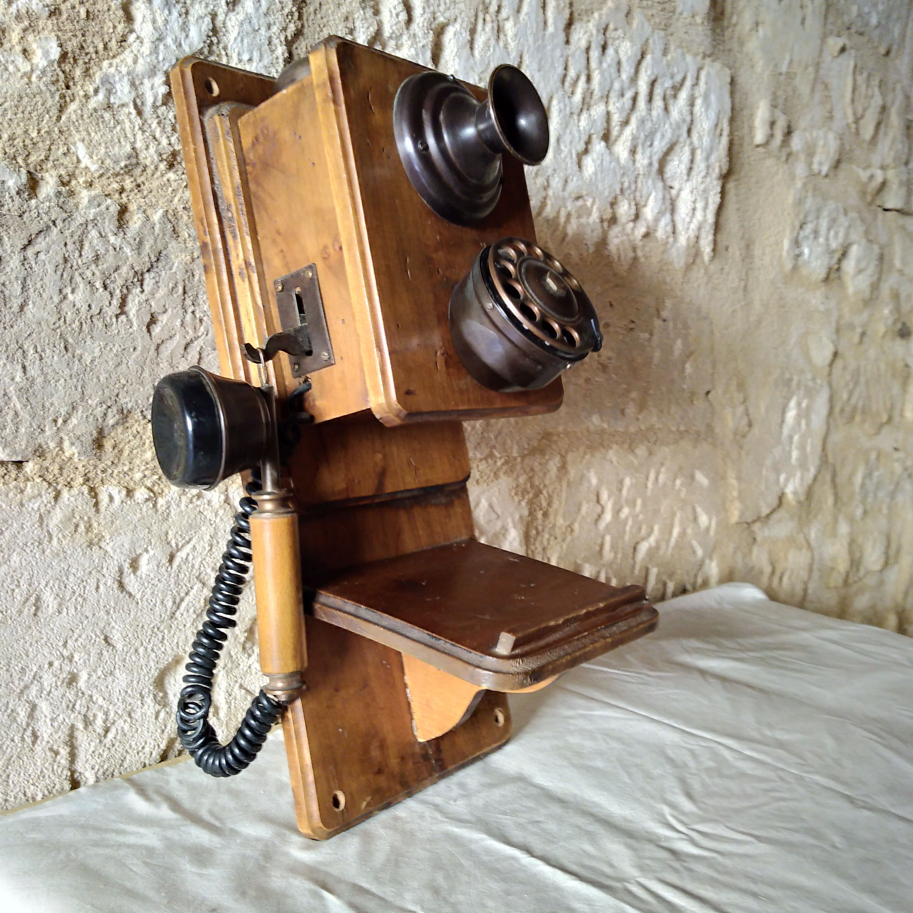 Téléphone vintage bois