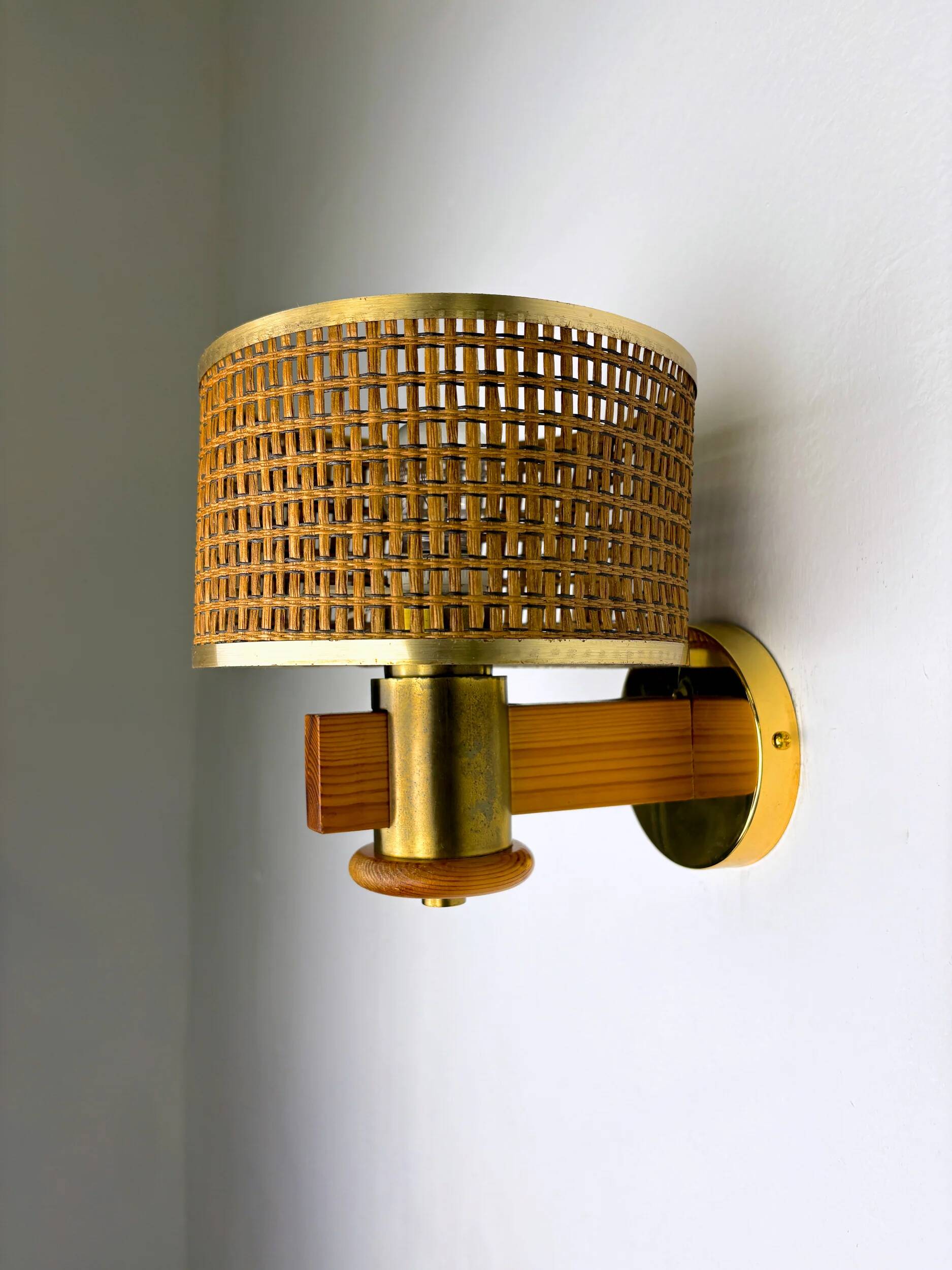 Vintage rattan & wood wall sconce, Italy, 1970s