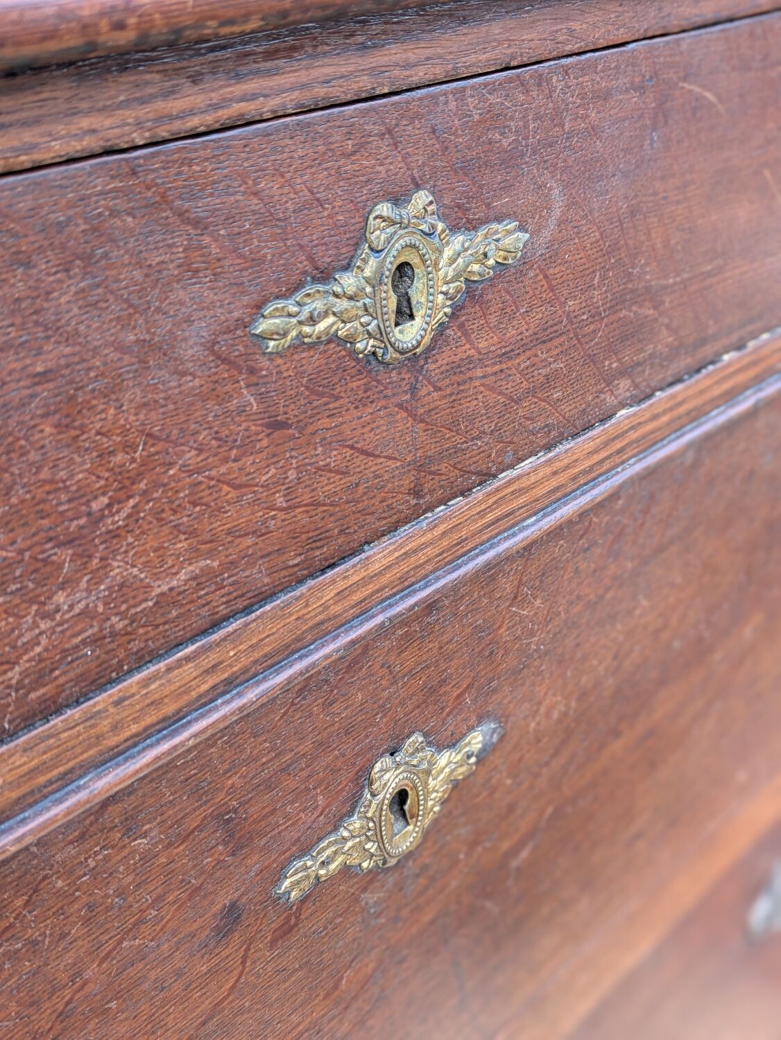 Oak chest of drawers