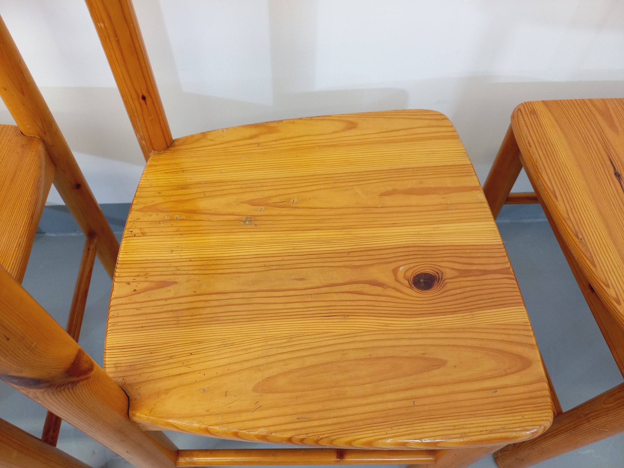 Suite of a round table with extension and 4 vintage pine chairs from the 60s and 70s