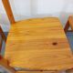 Suite d’une table ronde avec rallonge et 4 chaises vintage en pin des années 60 70