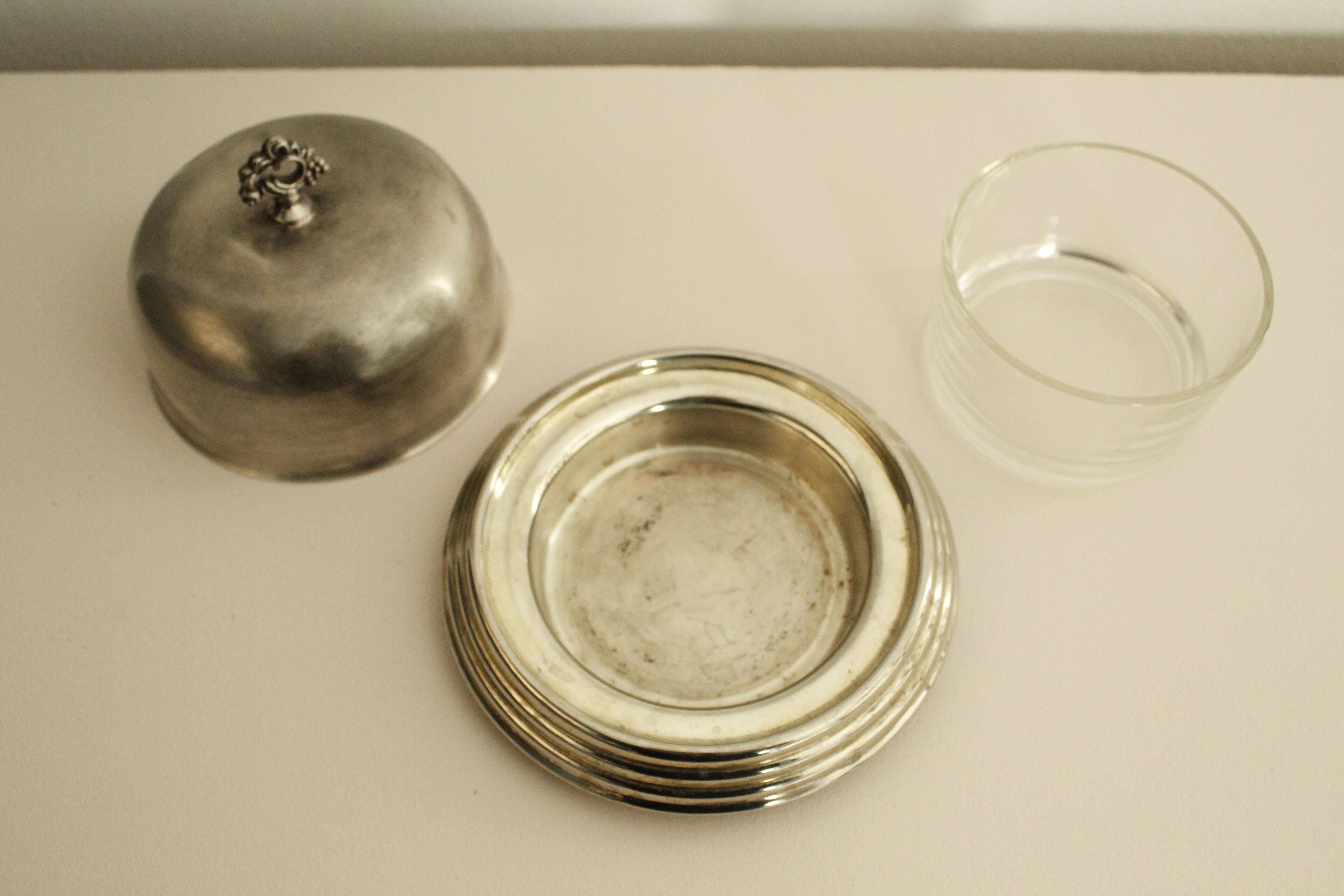 Round butter dish with bell - glass and metal