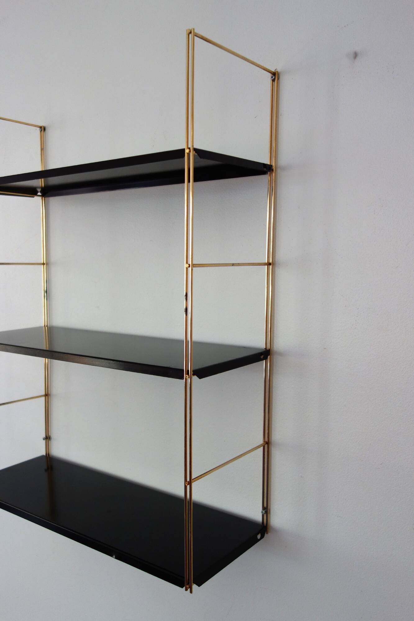 Modular string wall shelf in golden brass and black metal, 50s/60s