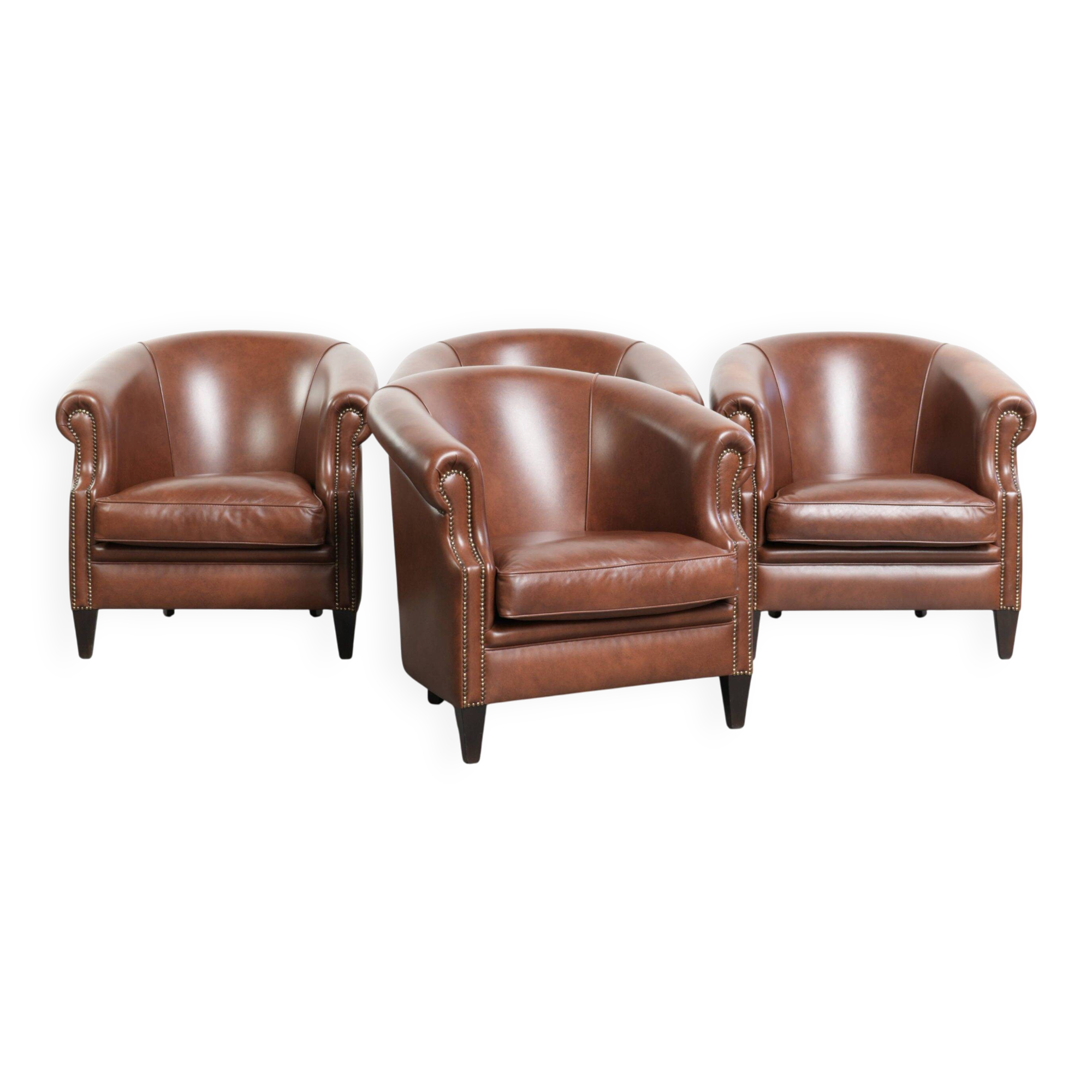 Ensemble de 4 fauteuils club en cuir de vache couleur cognac foncé de style anglais.
