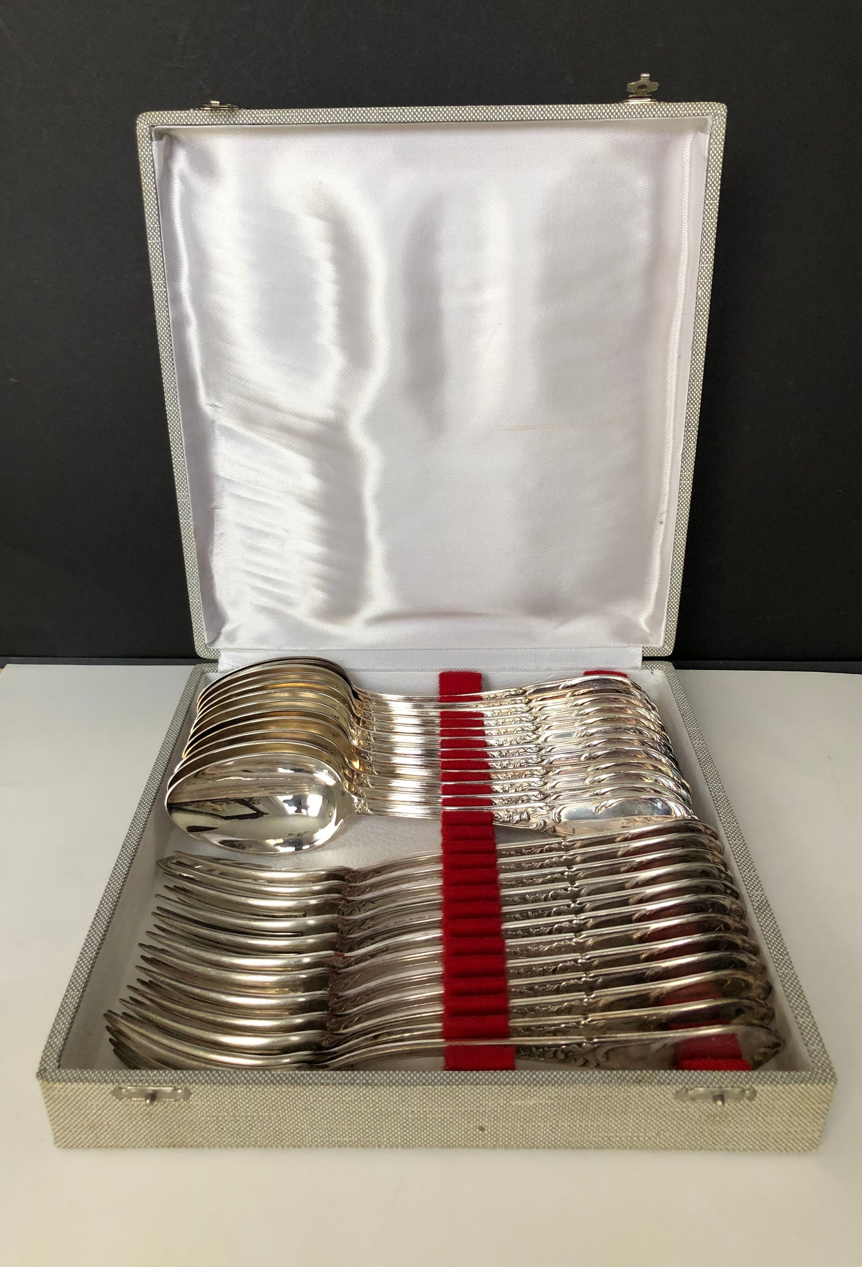 Ménagère 24 pièces en métal argenté