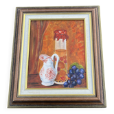 Nature morte au pot de confiture, cruche fleurie et raisins – Huile signée