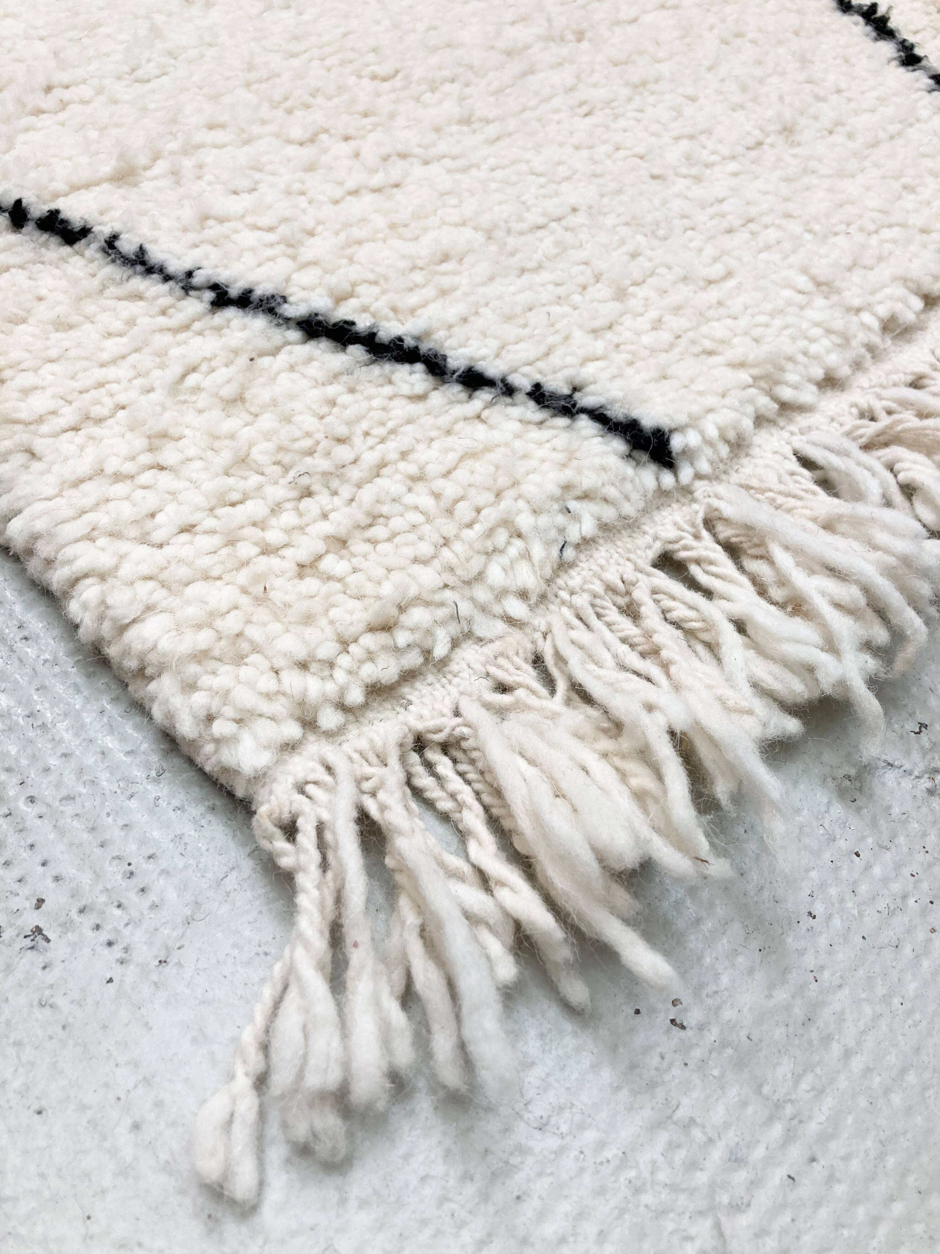 Beni Ouarain Moroccan Berber rug with black diamonds 2.36x1.65m