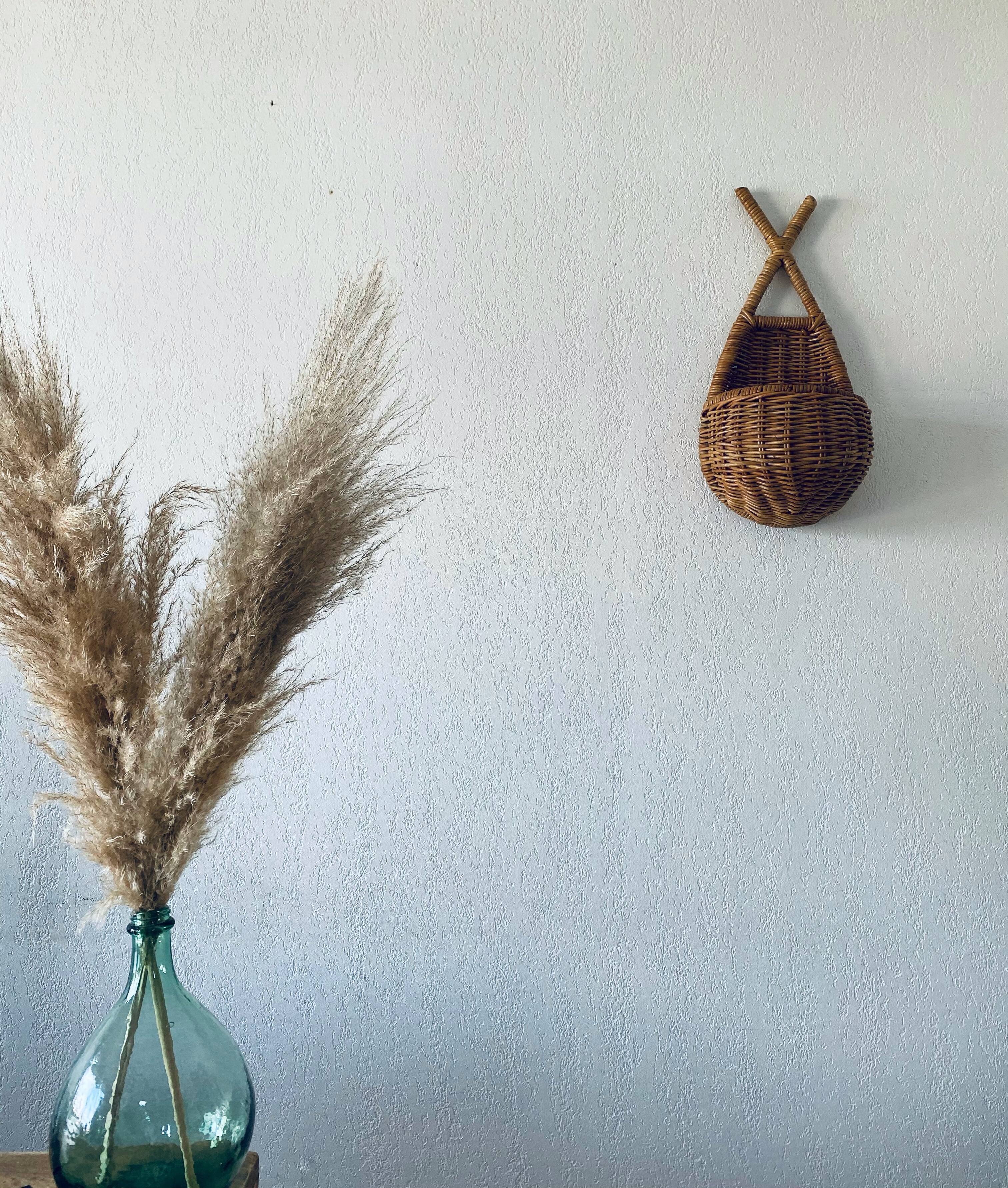 Vintage wall basket in rattan