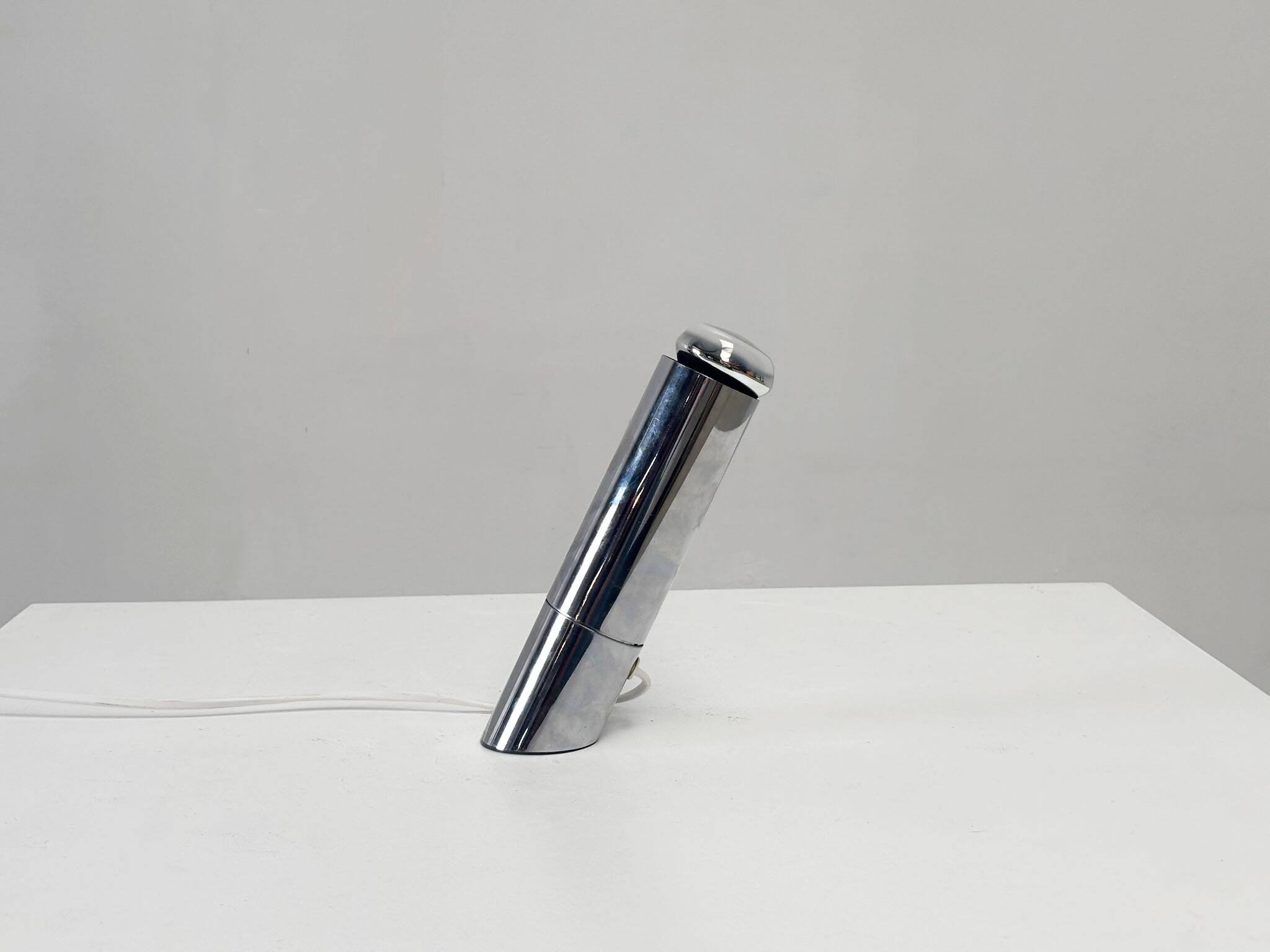 Lampe de table élégante en chrome