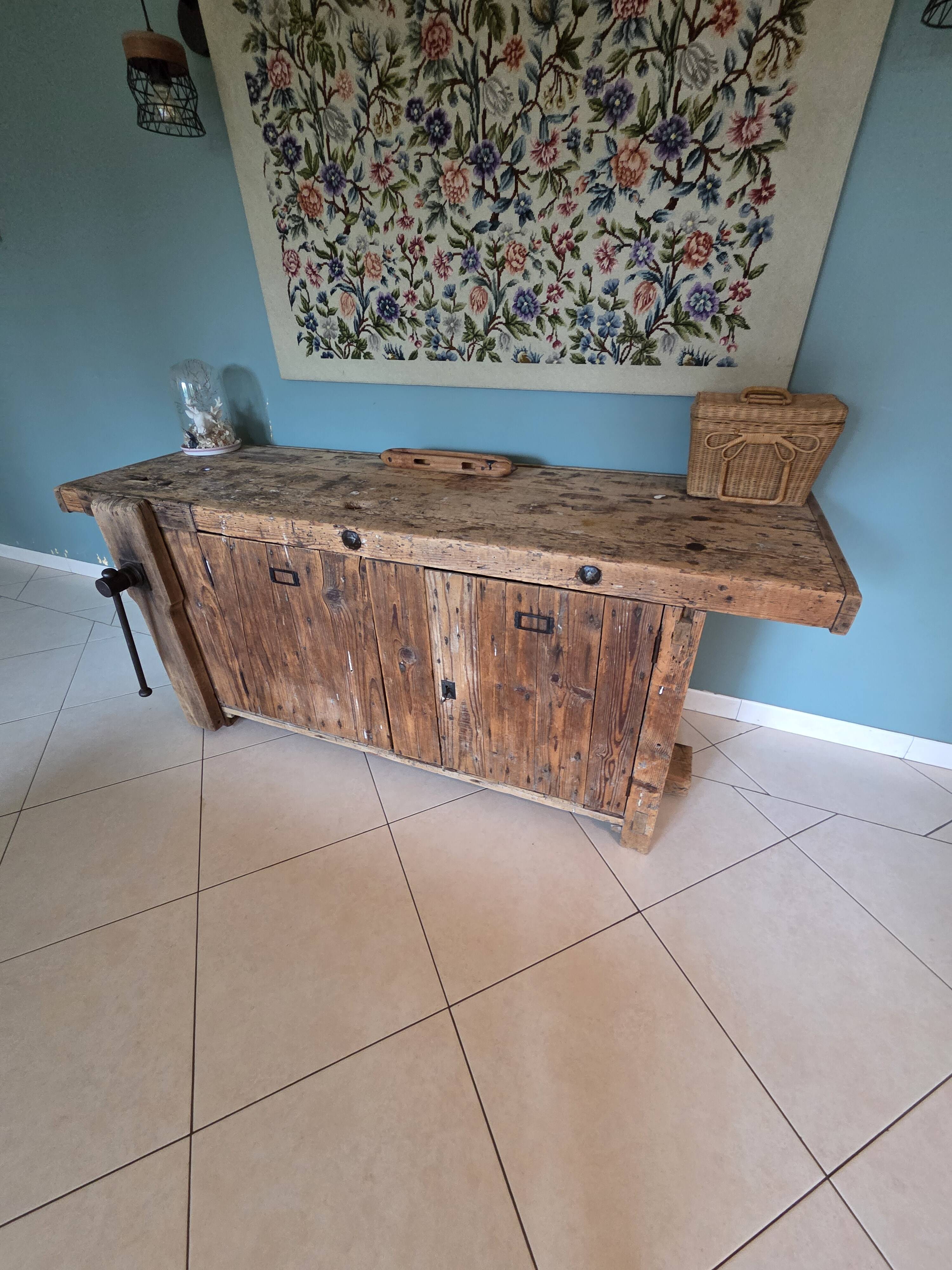 Antique carpenter's workbench in oak and beech - 19th century - Rare model with a cabinet.